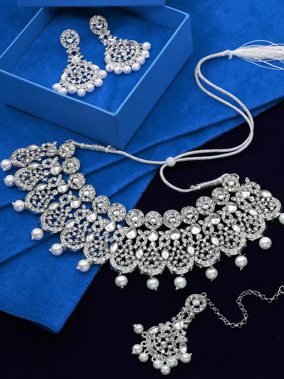 Samyuktha Damski etniczny design austriacki diamentowy choker naszyjnik kolczyk z Maangtikka - biały, metal, bez kamieni szlachetnych, Metal, Bez kamieni szlachetnych