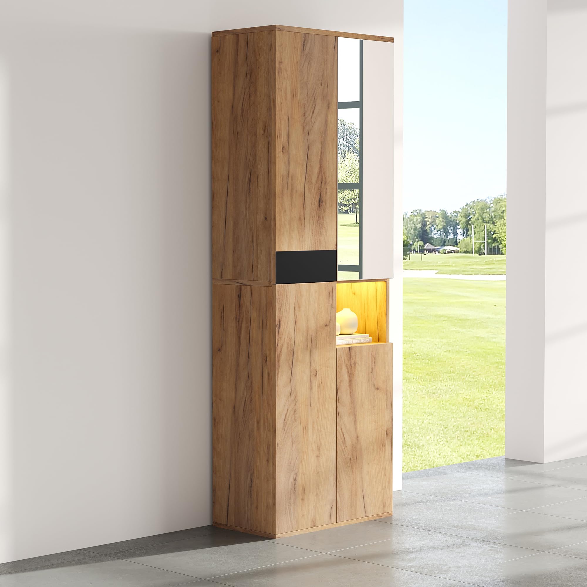 Armario alto con espejo, cuatro puertas y un compartimento de almacenamiento abierto. Negro y natural. Dimensiones: 65 × 35 × 190 cm (ancho x profundidad x alto)