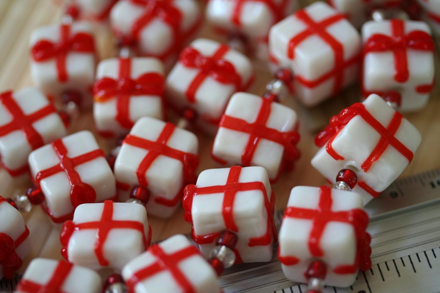 Christmas White Gift Box Lampwork Glass Beads (12 Beads Pack)