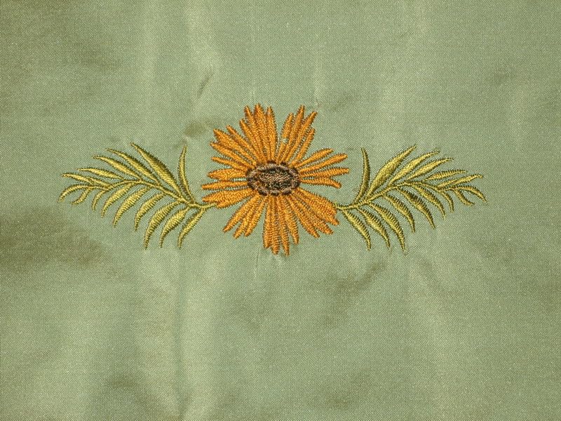 Tissu taffetas en pure soie vert glacé brodé pour création unique - 3
