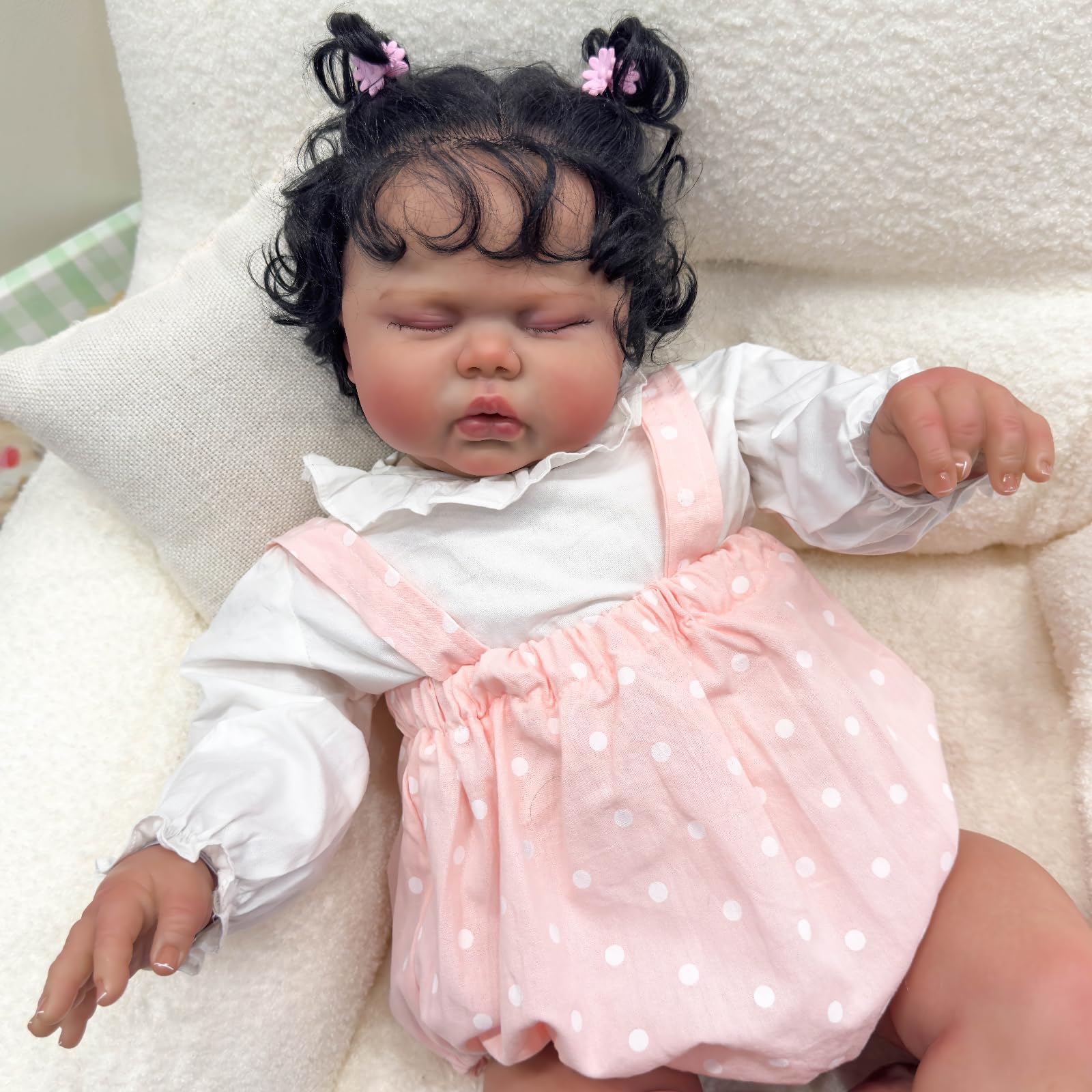 MineeQu 24 cali Realistyczna Lalka Reborn, Afroamerykańska Dzieciątka, Korzeniaty Kurly, Różowa Kropkowa Romper, Żywotna Śpiąca, Kolekcjonerska Noworodek, Zestaw Prezentowy
