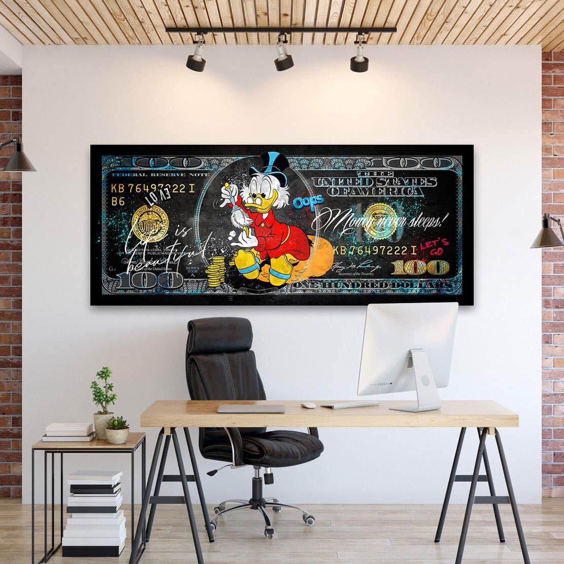 Kunstgestalten24 Dagobert Pop Art Leinwandbild – Dollar Design mit „Money Never Sleeps“ – Street Art Wandbild für Büro Wohnzimmer oder Gaming Room – Moderne Geld Deko 175x70x4cm