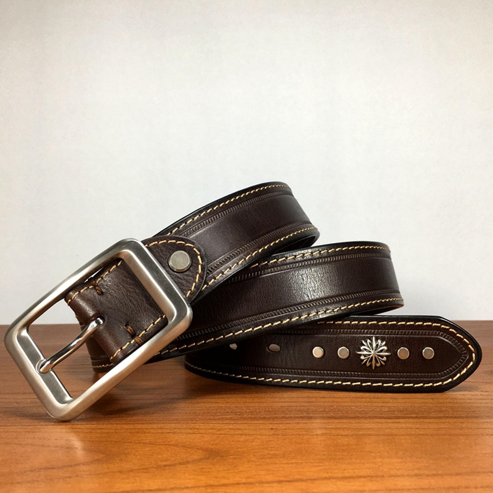 Cinture da Uomo Fibbia ad Ardiglione, Cinture in Pelle de Punk Western con Rivetti, Cintura de Borchiata Casual de Regolabile con Fibbia in Metallica,Marrone,105CM/41.3''