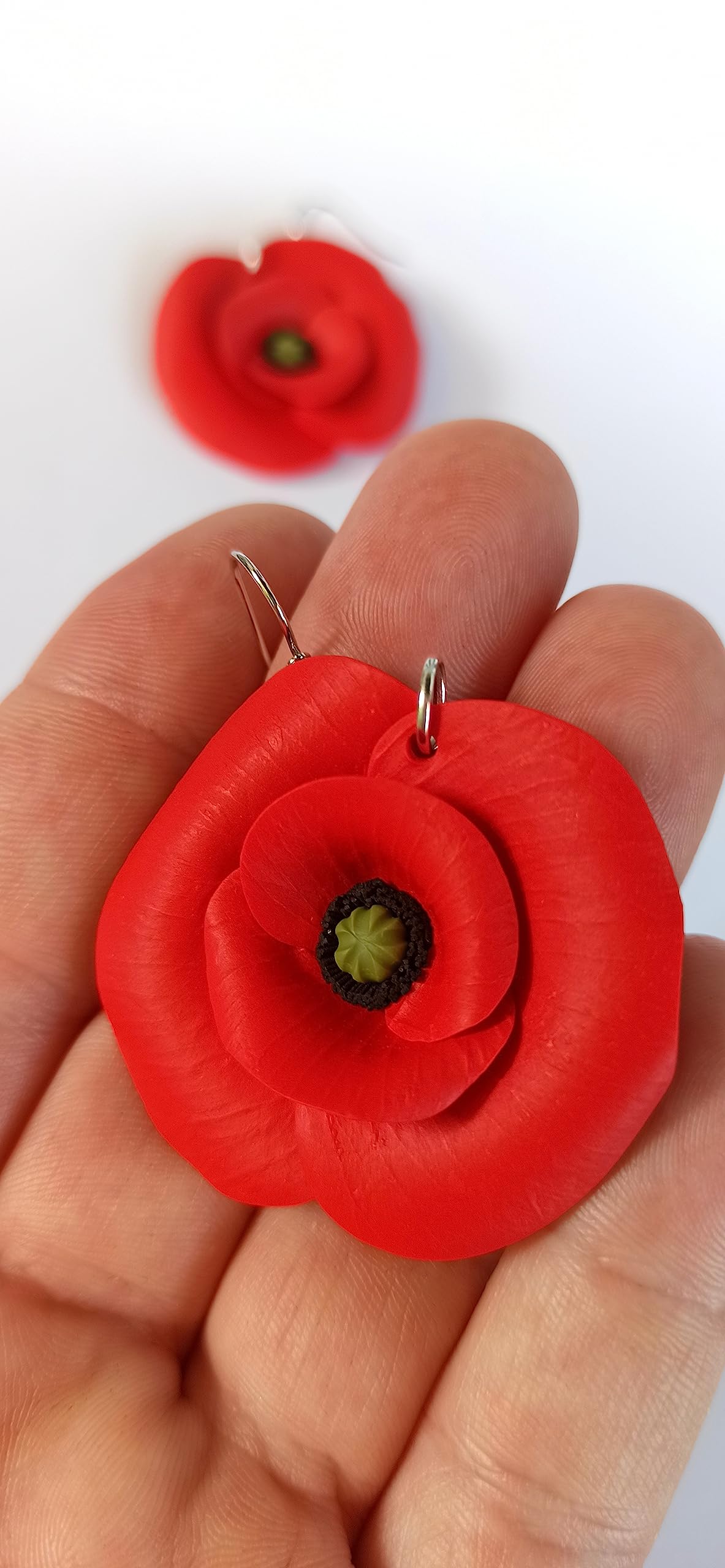 Boucles d’Oreilles Coquelicot Artisanales en Pâte Polymère Fait Main Made in Italy – Bijoux Floraux avec Acier Inoxydable et Perle Noire