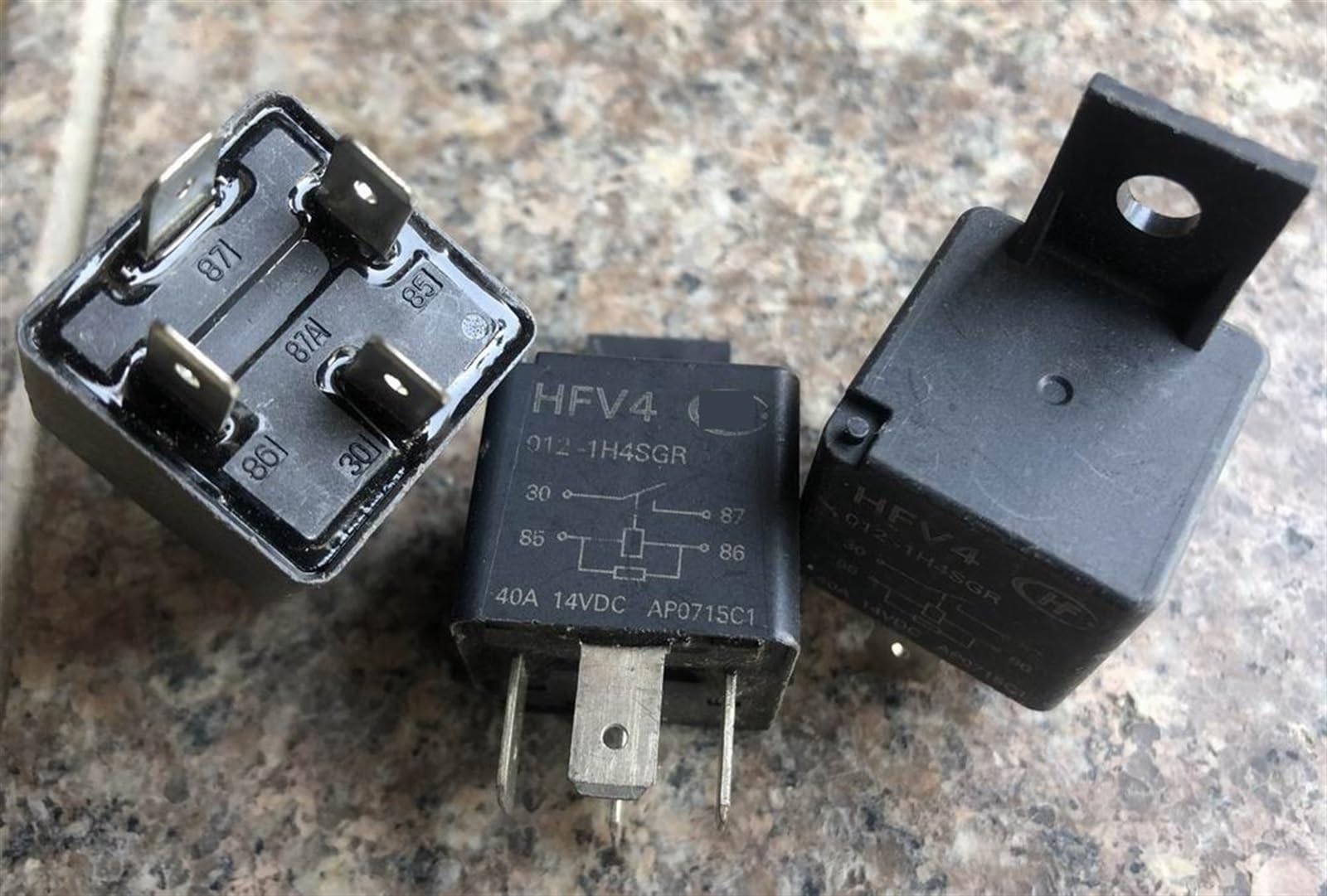 Relais HF V4 012-1H4SGR haute performance 12V 40A avec socle de fixation robuste