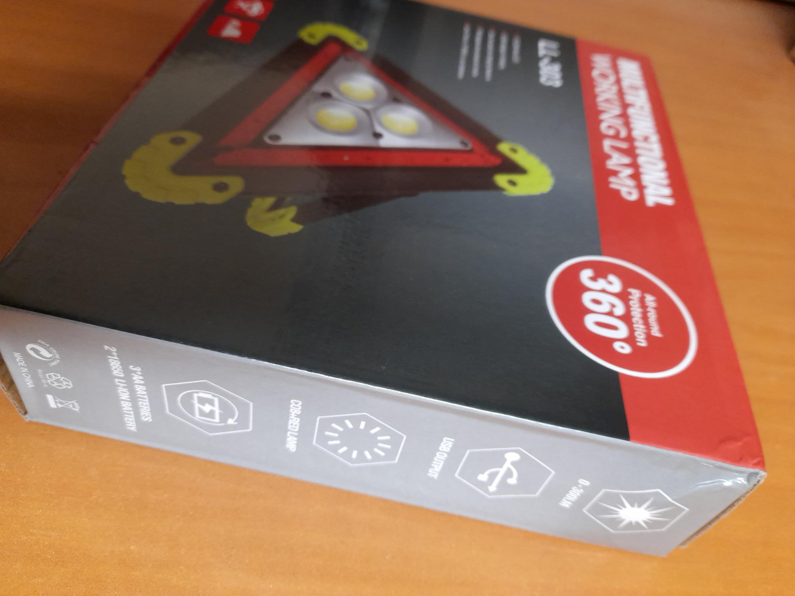 Triangle de Signalisation CE à LED Portable 4 modes lampe, chargeur de telephone, Powerbank. Vendeur et stock en France
