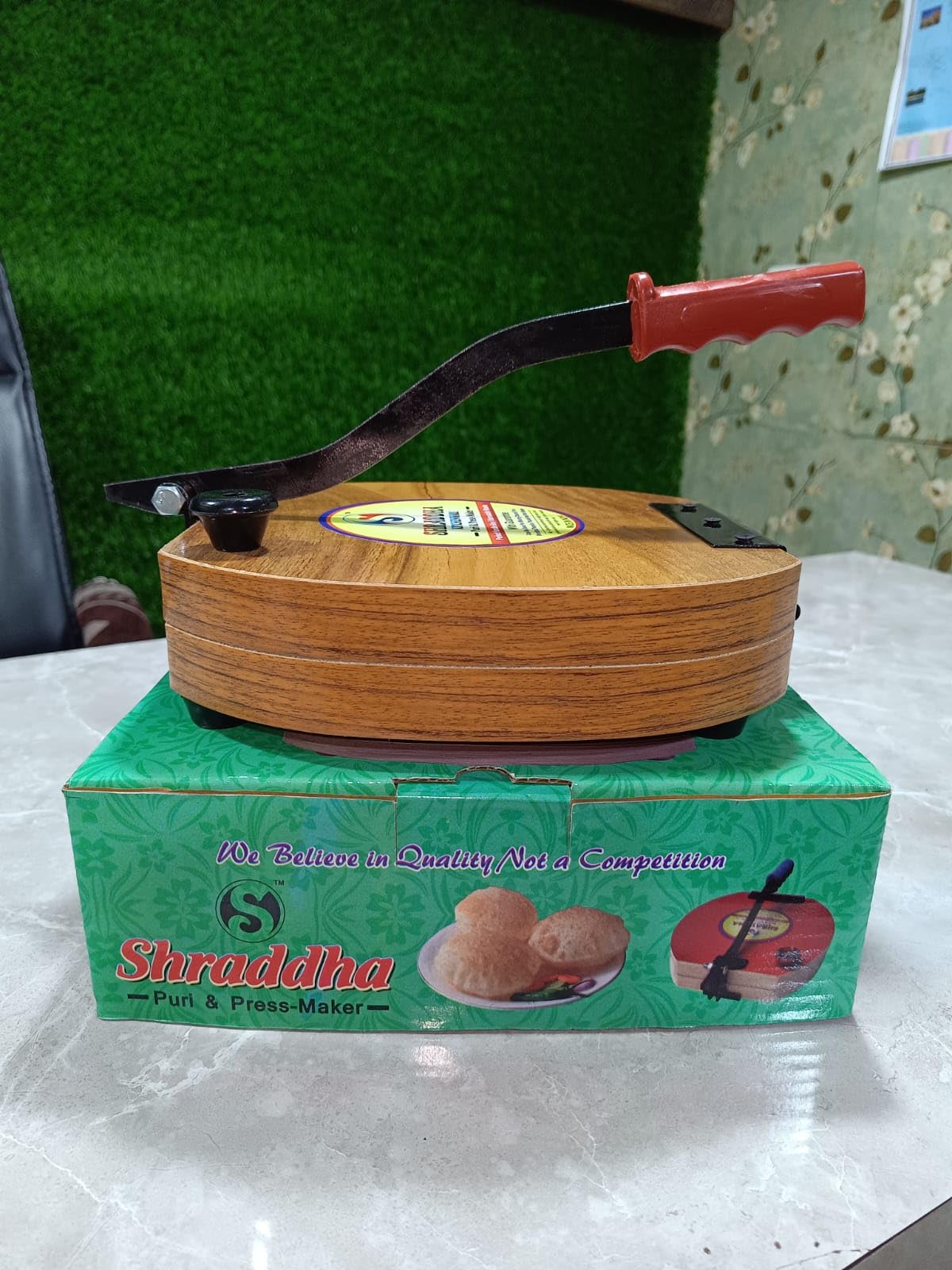 Wooden Manual Heavy Round Wooden Board Papad-Puri-khakhra Press Maker Plywood Machine with Iron Handle Roti Maker Press Machine with Handle for Kitchen Home