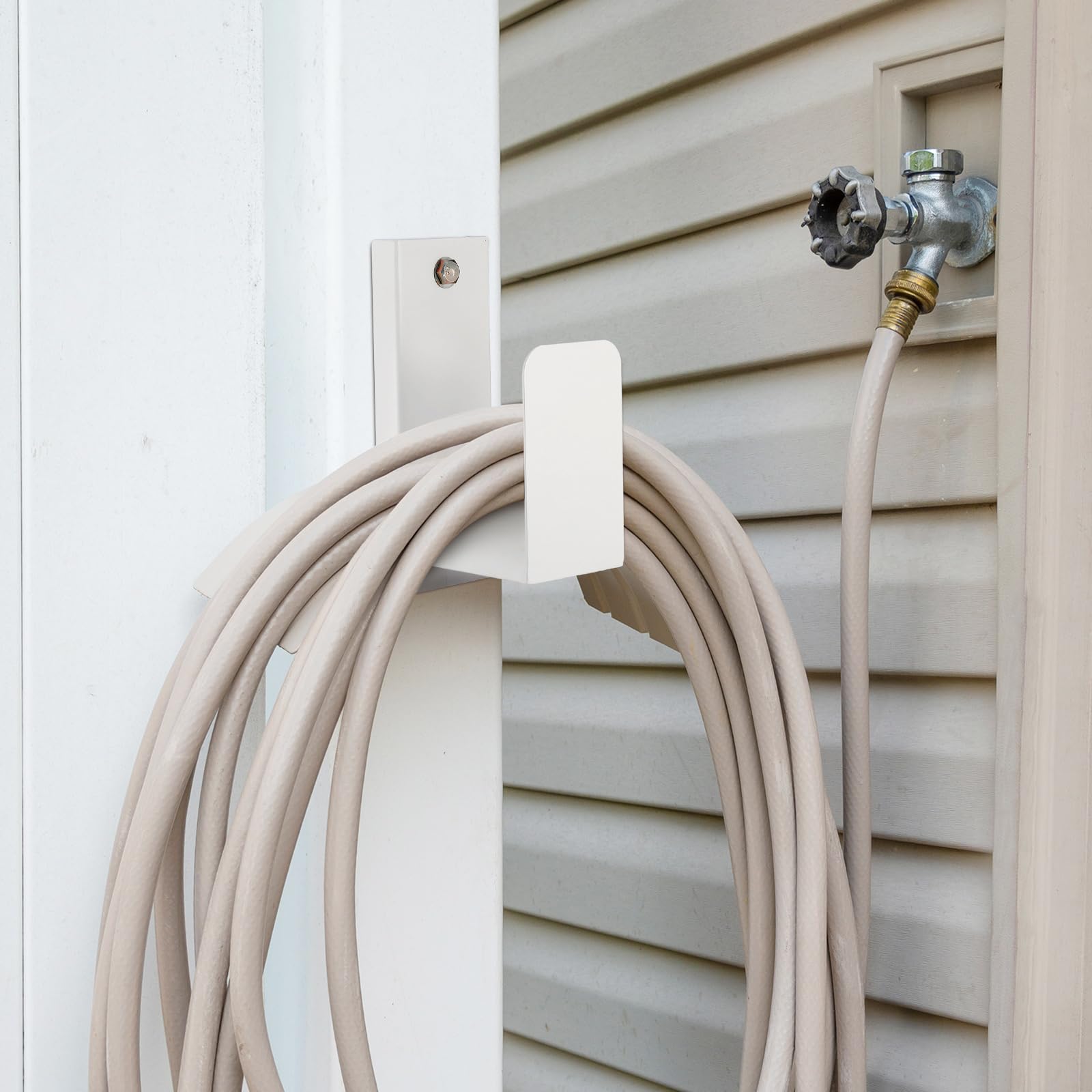 Soporte de pared para manguera de jardín, colgador de manguera de agua de jardín, colgador de línea de metal, soporta más de 100 pies, soporte blanco resistente para cables de extensión extensibles