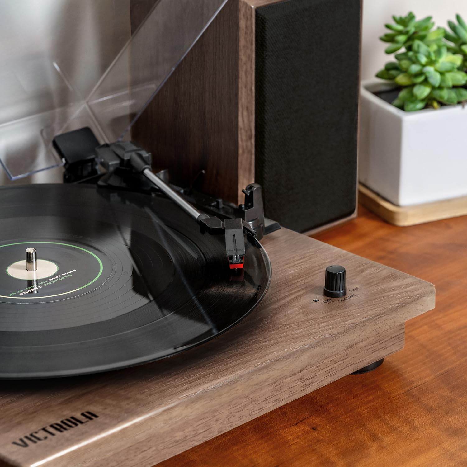 Victrola Montauk Vinyl-Plattenspieler Mit 3 Geschwindigkeiten, Bluetooth-Stereolautsprechern, Riemenantrieb, RCA-Ausgang, 3,5-mm-Kopfhöreranschluss & Staubschutzhaube (Farmhouse-Walnuss-Finish)