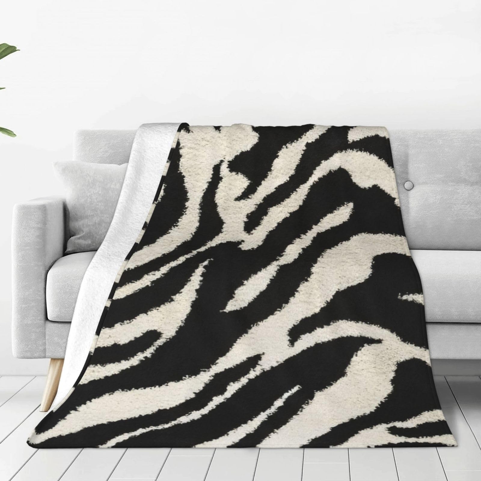 Couverture polaire zèbre pour cocooning sur le canapé du salon