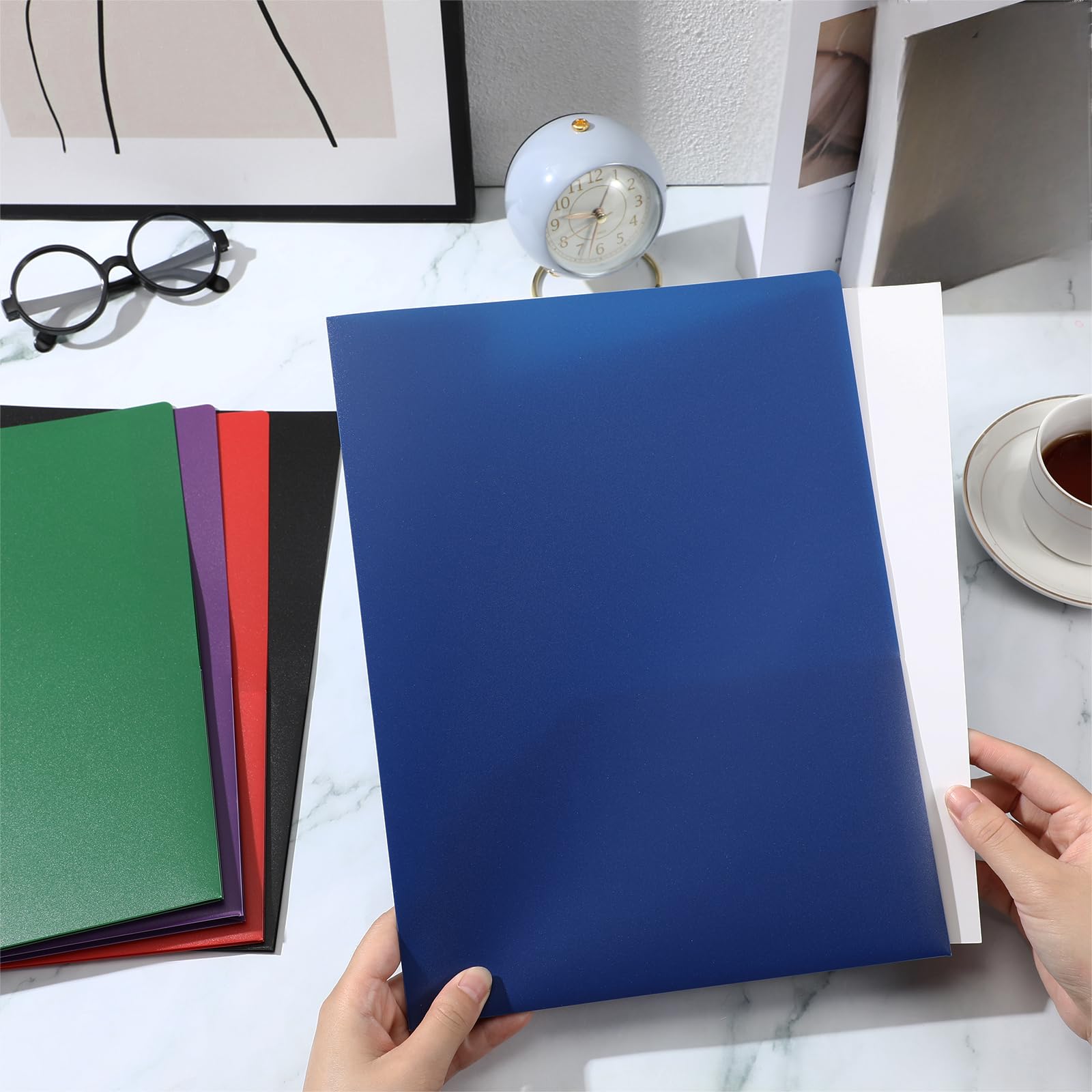 Patelai Paquete de 50 carpetas de plástico con bolsillo a granel, 2 bolsillos, carpetas resistentes de tamaño carta, soporte para tarjetas de visita para archivos de oficina escolar (multicolor)