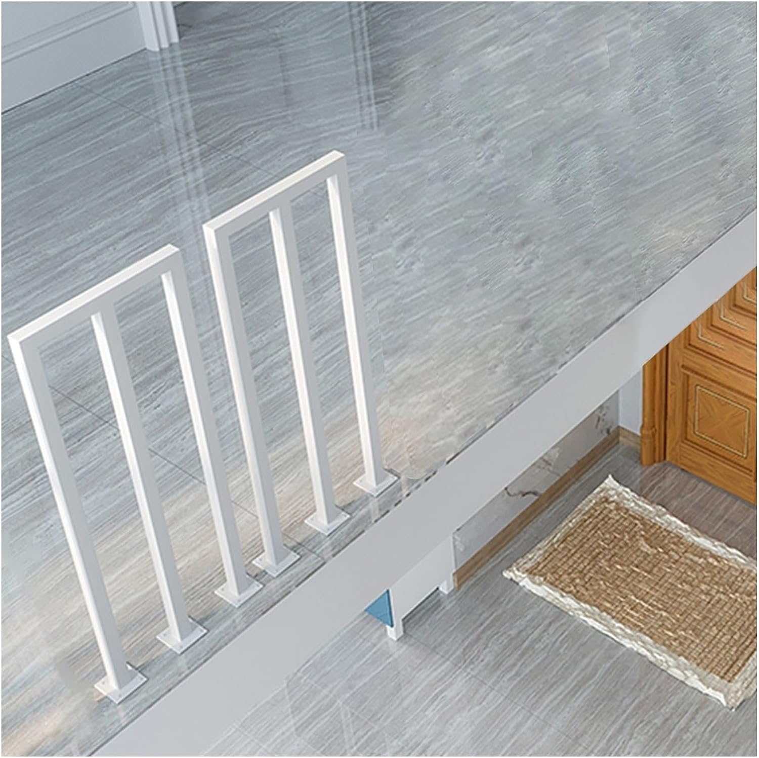 Main courante d'escalier en métal blanc pour sécuriser l'accès intérieur de la maison
