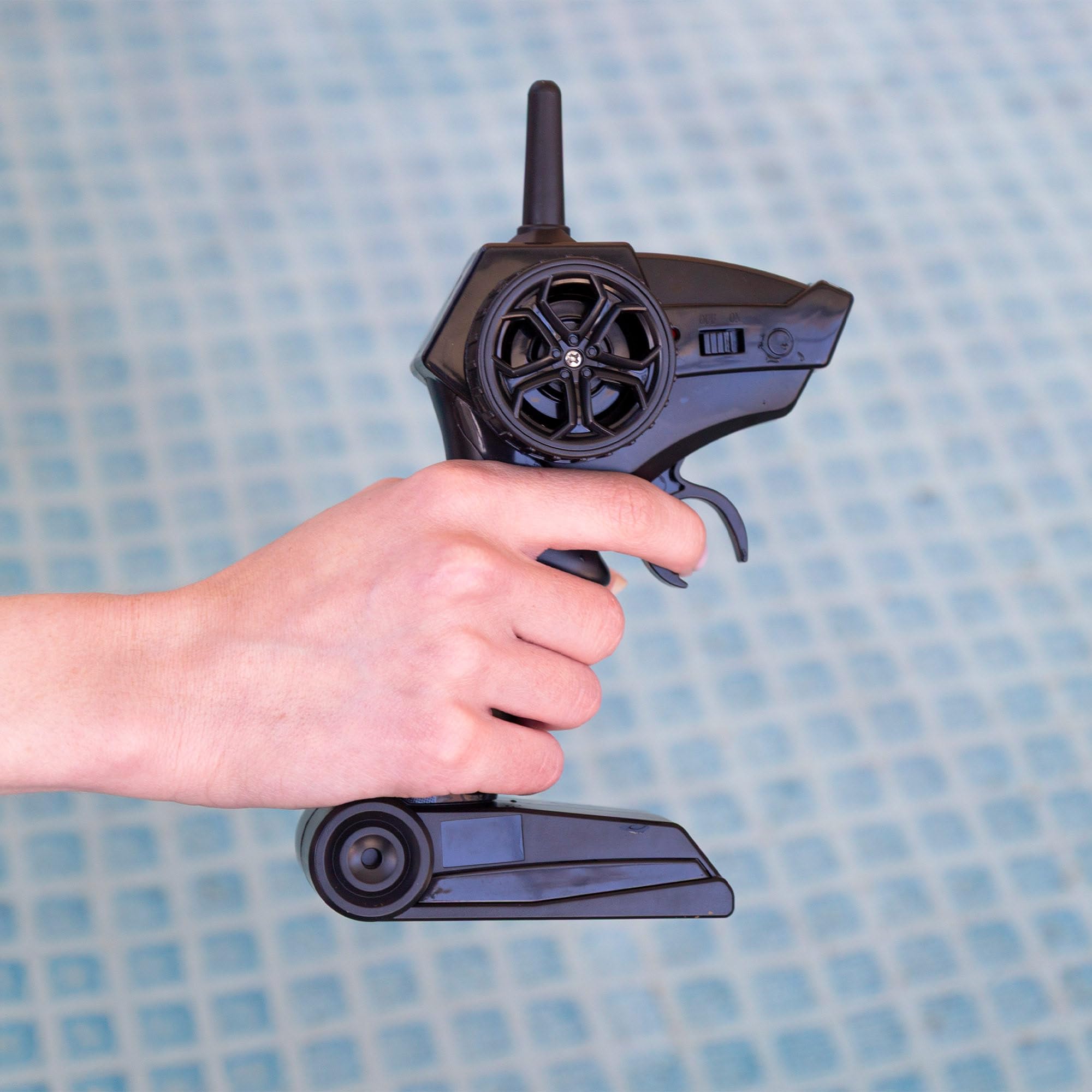 COLORBABY Speed & Go - Barca rapida radiocomandata, giocattolo radiocomandato elettrico, giocattoli per bambini, barca RC terra, acqua e ghiaccio, batteria inclusa, a partire dai 4 anni (41377)