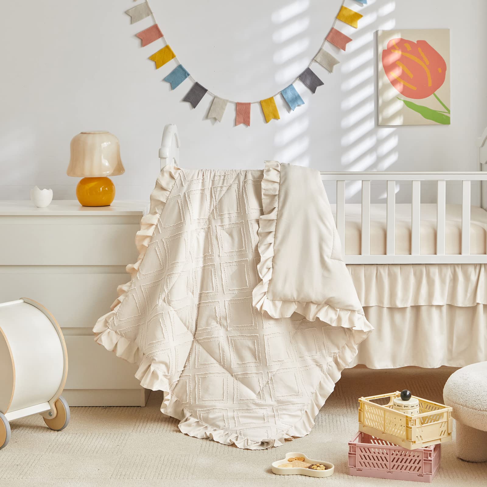 Juego de Ropa de Cama de Cuna con Volantes copetudos, 3 Piezas, edredón Bohemio Acolchado con sábana Bajera y Falda de Cama, Lindo diseño de Manta Suave con Volantes, Color Blanco Crema