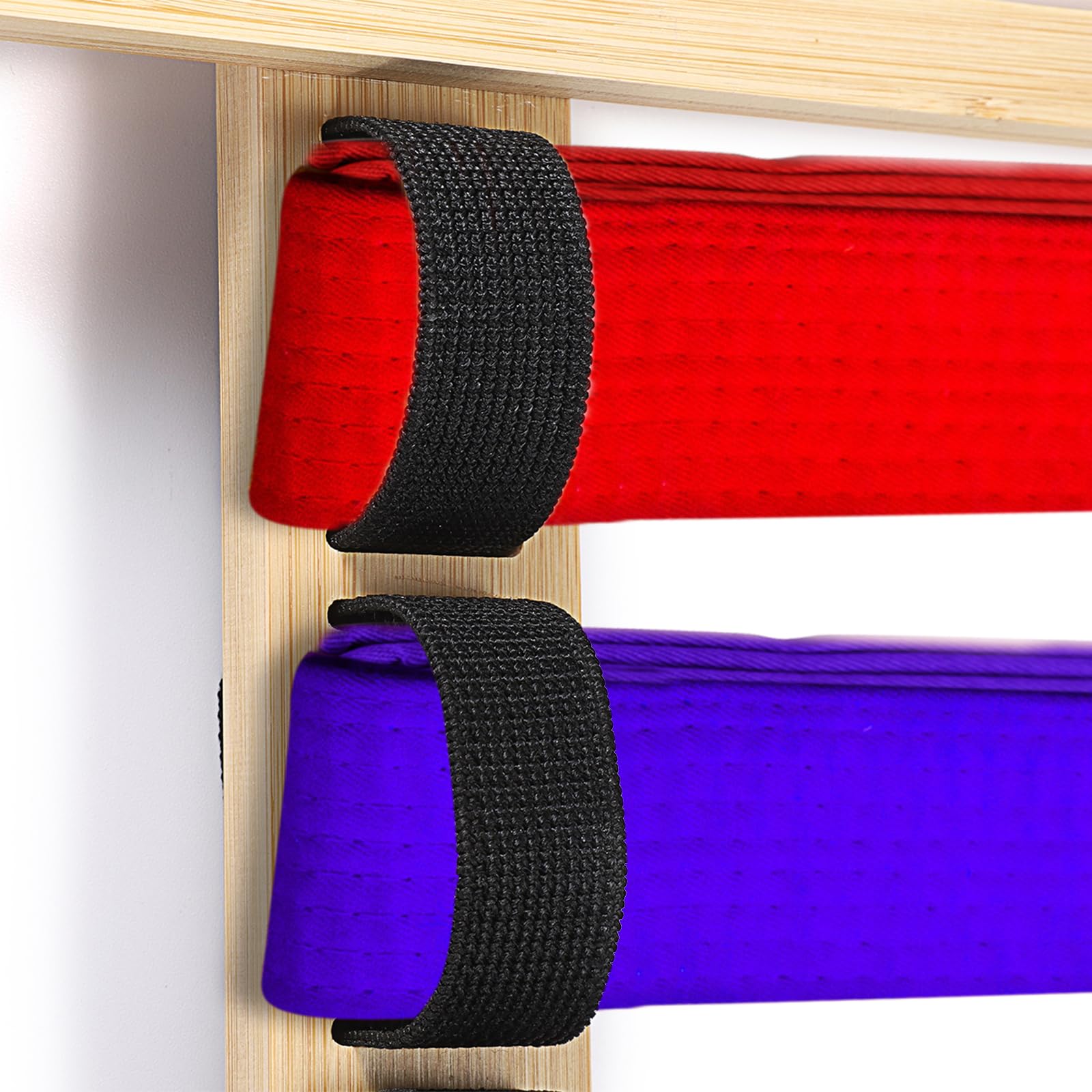 SUMNACON Soporte para cinturón de artes marciales, incluye 10 cinturones de bambú para taekwondo, soporte de pared para judo, karate y ninjitsu