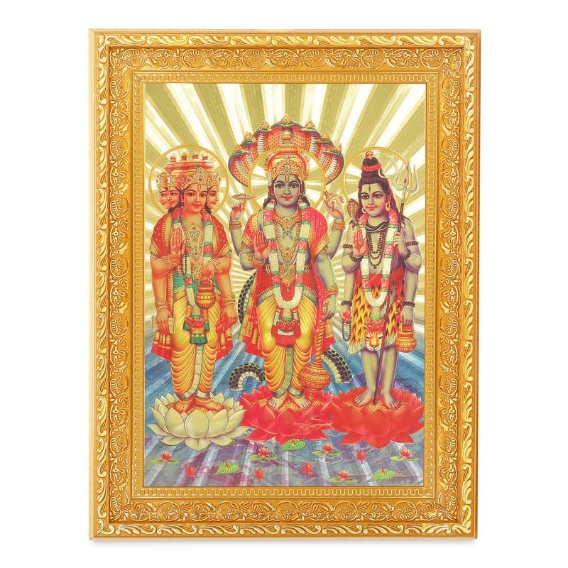 Photo de Brahma Vishnu Shiva sous un cadre doré aux finitions prestigieuses