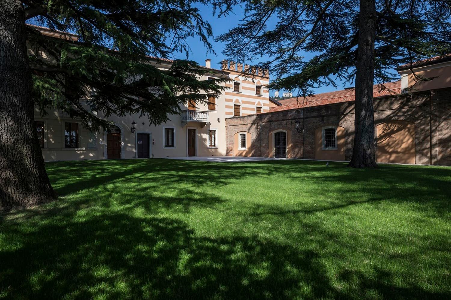 Santi Solane Valpolicella Ripasso Classico Superiore Denominazione di  Origine Controllata Wine Dry (1 x 0.75 L) : Amazon.de: Grocery