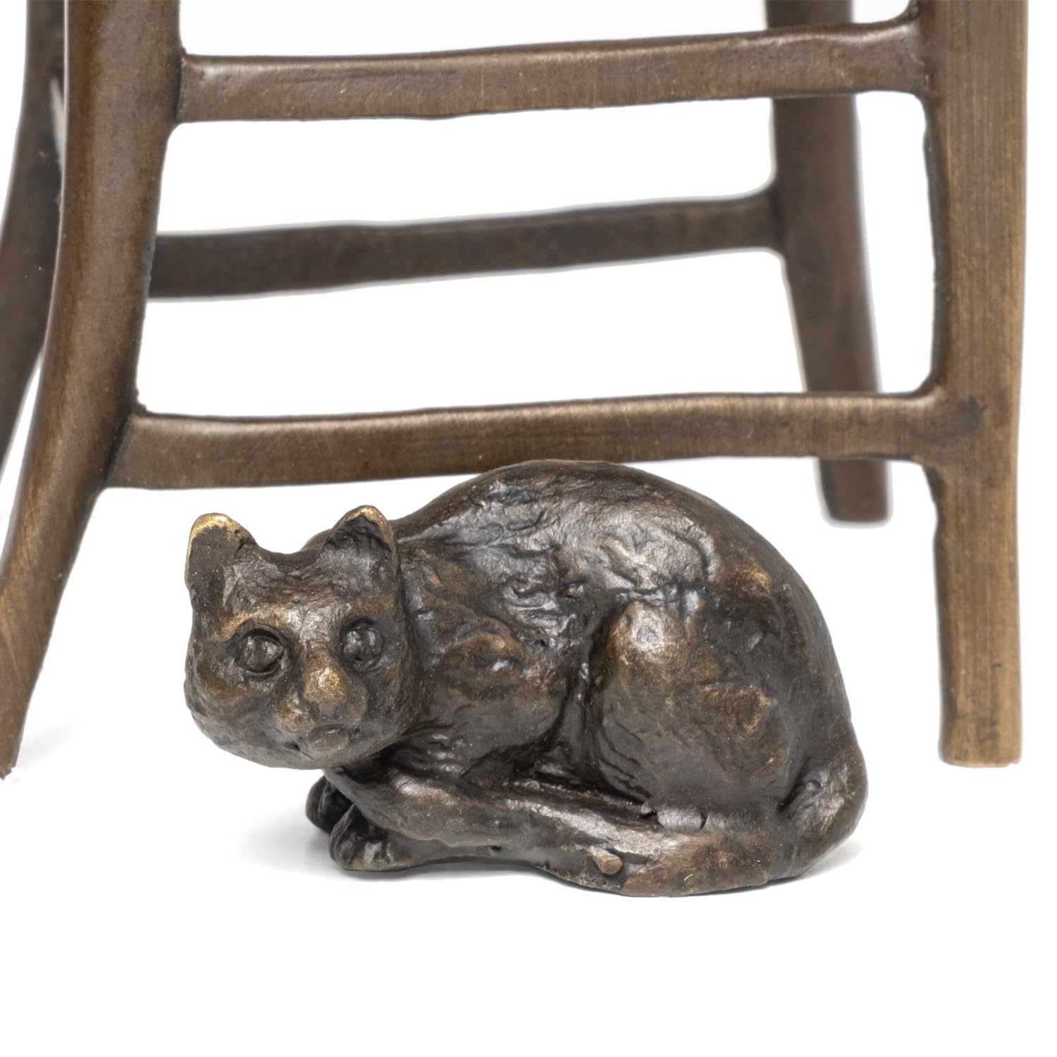 Figurka z brązu dziewczyna na krześle z kotem 22 cm wysokości z prawdziwego brązu wykonana z bogactwem szczegółów rzeźba artystyczna do salonu, regału lub kredensu, figurka dekoracyjna, nostalgiczna