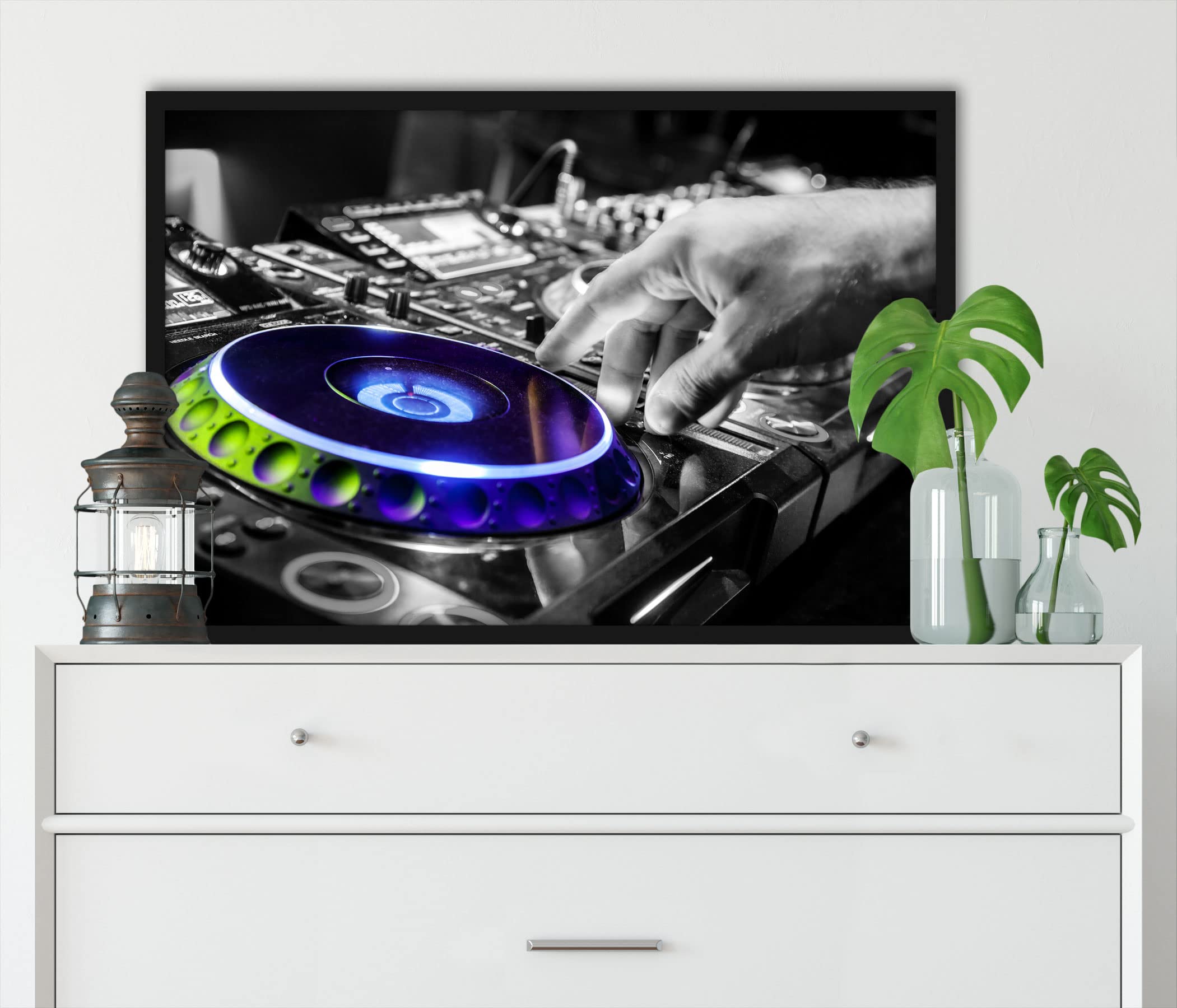 Poster in cornice per foto da DJ al lavoro sul piatto, 80 x 60 cm, stampa artistica incorniciata