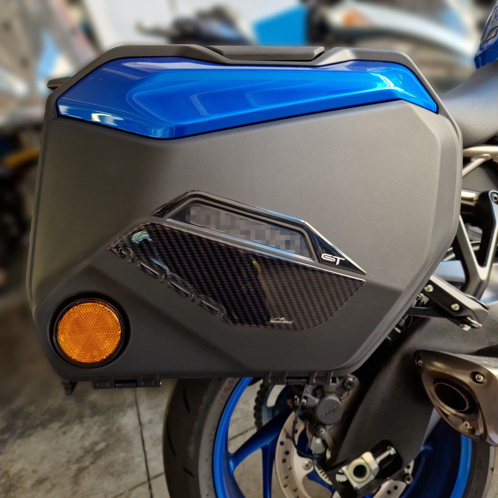 Resin Bike Miami Blue Motorcycle 3D Stickers Compatible With Suzuki Gsx-S 1000 Gt 2022-2025. Side Bags Protections From Bumps And Scratches. Pair Of Resin Stickers - Right And Left Suitcase - Gadget Moto