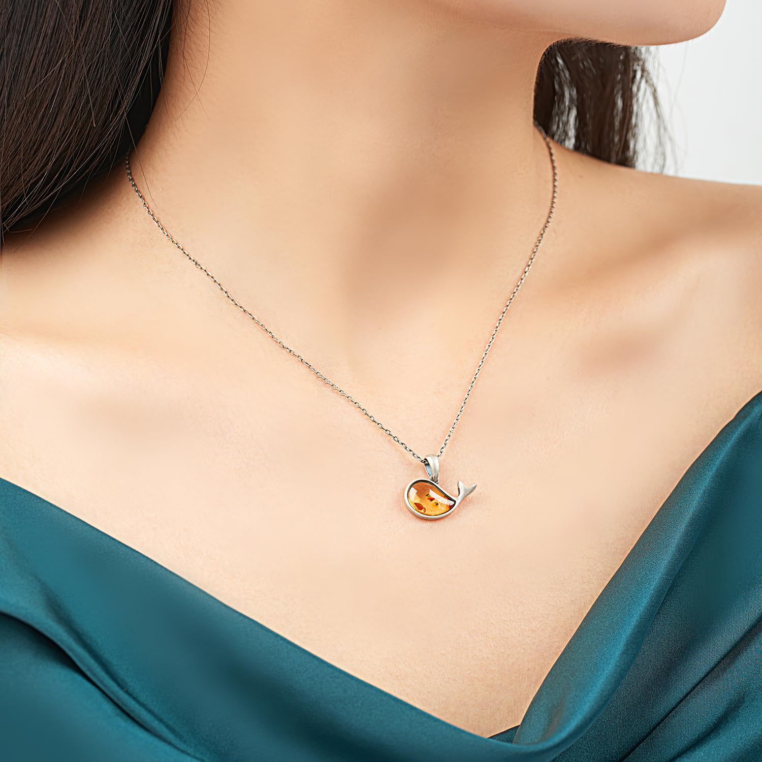 925 collar de ámbar natural del mar Báltico incrustado plata pura, diseño fresco pequeño delfín, colgante de piedra de energía ámbar pulido, caja de regalo de madera embalaje