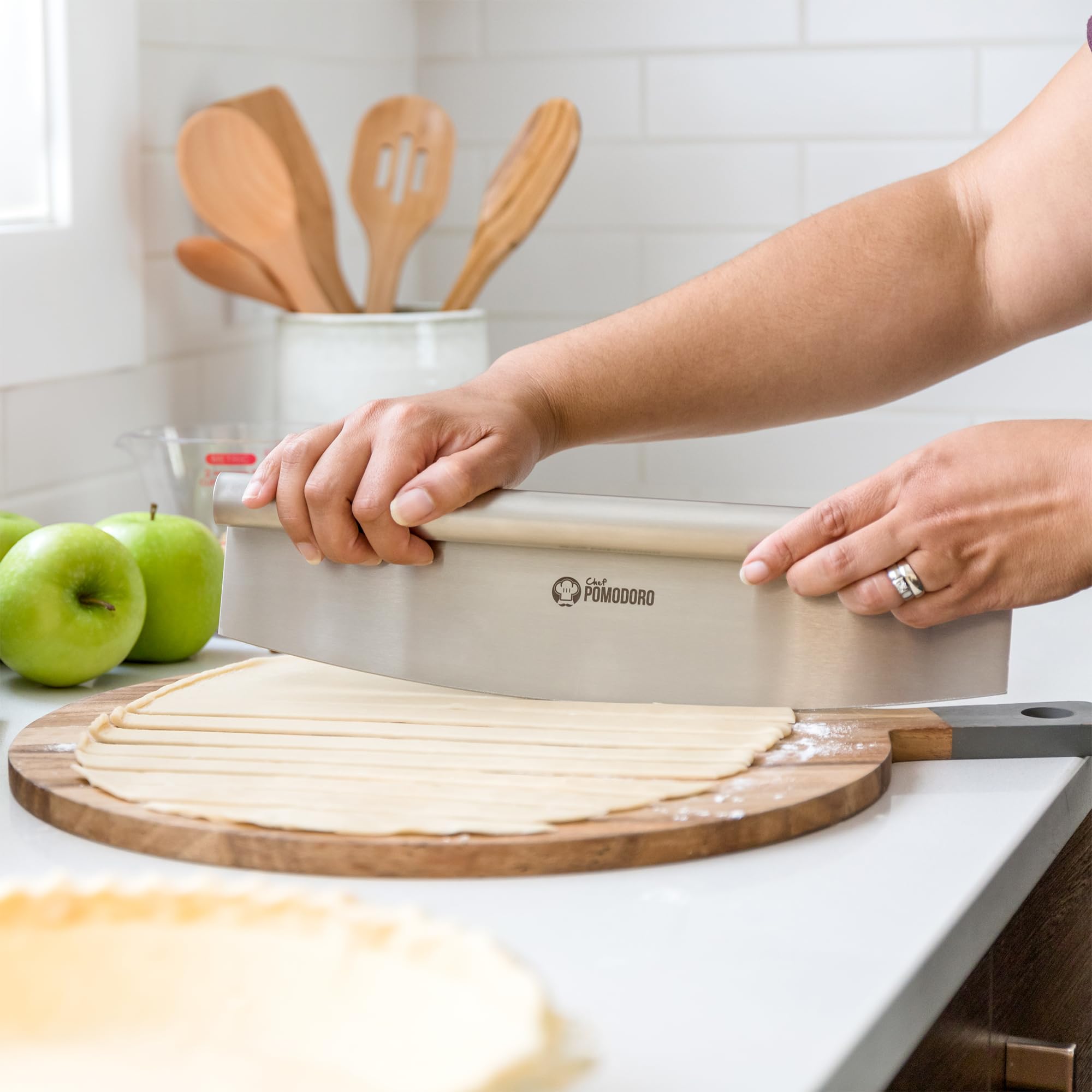 Chef Pomodoro Cuchillo Cortapizzas con Funda Protectora - Cortador Pizza Mezzaluna Multiusos de 35 cm con Cuchilla Súper Afilada de Acero Inoxidable - Cuchillo Media Luna Apto para Lavavajillas