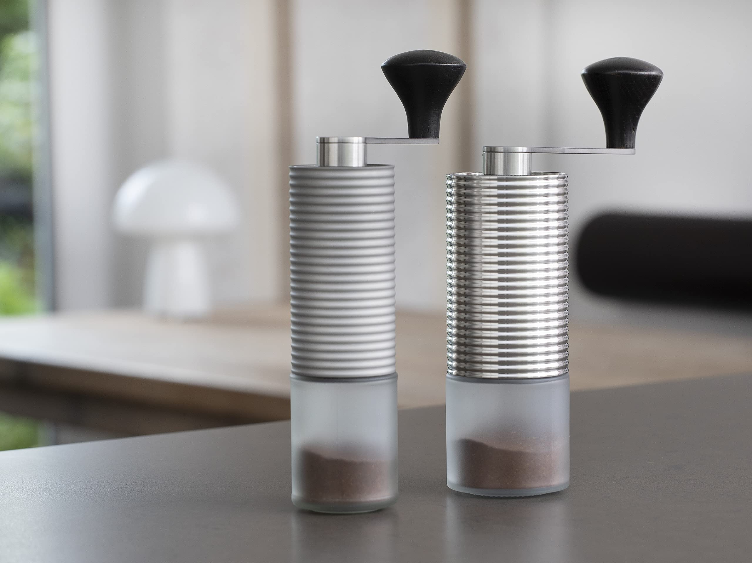 millone compact manuelle Kaffeemühle, Edelstahl, 30 g Bohnenbehälter | Präzise Mahlgradeinstellung, zwei Mikrokugellager, klappbarer Griff, inkl. Ersatzglas & Reinigungsgranulat