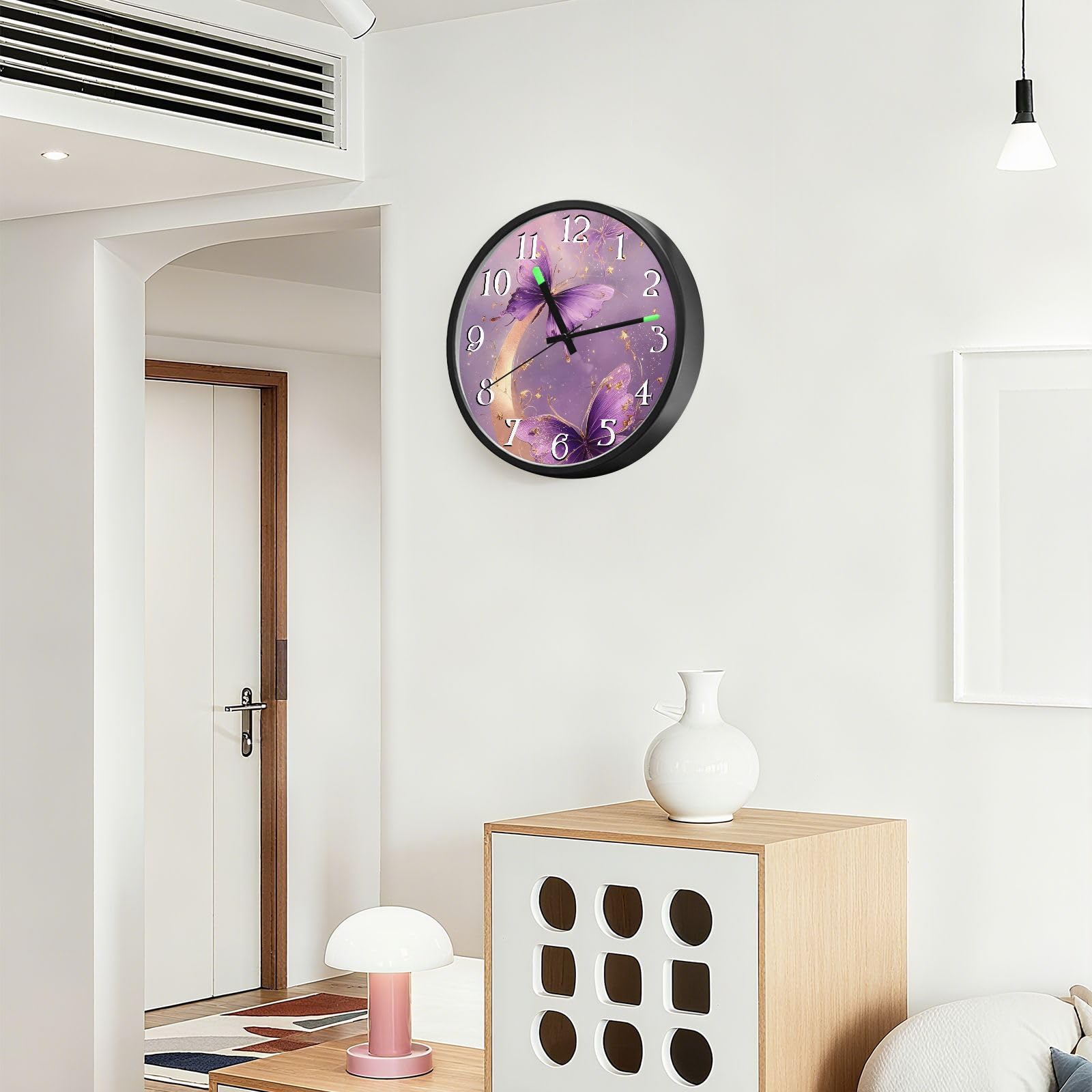 Mnsruu Reloj de pared luminoso con diseño de mariposas moradas y luna, funciona con pilas, reloj silencioso que brilla en la oscuridad, para sala de estar, cocina, 30,5 cm