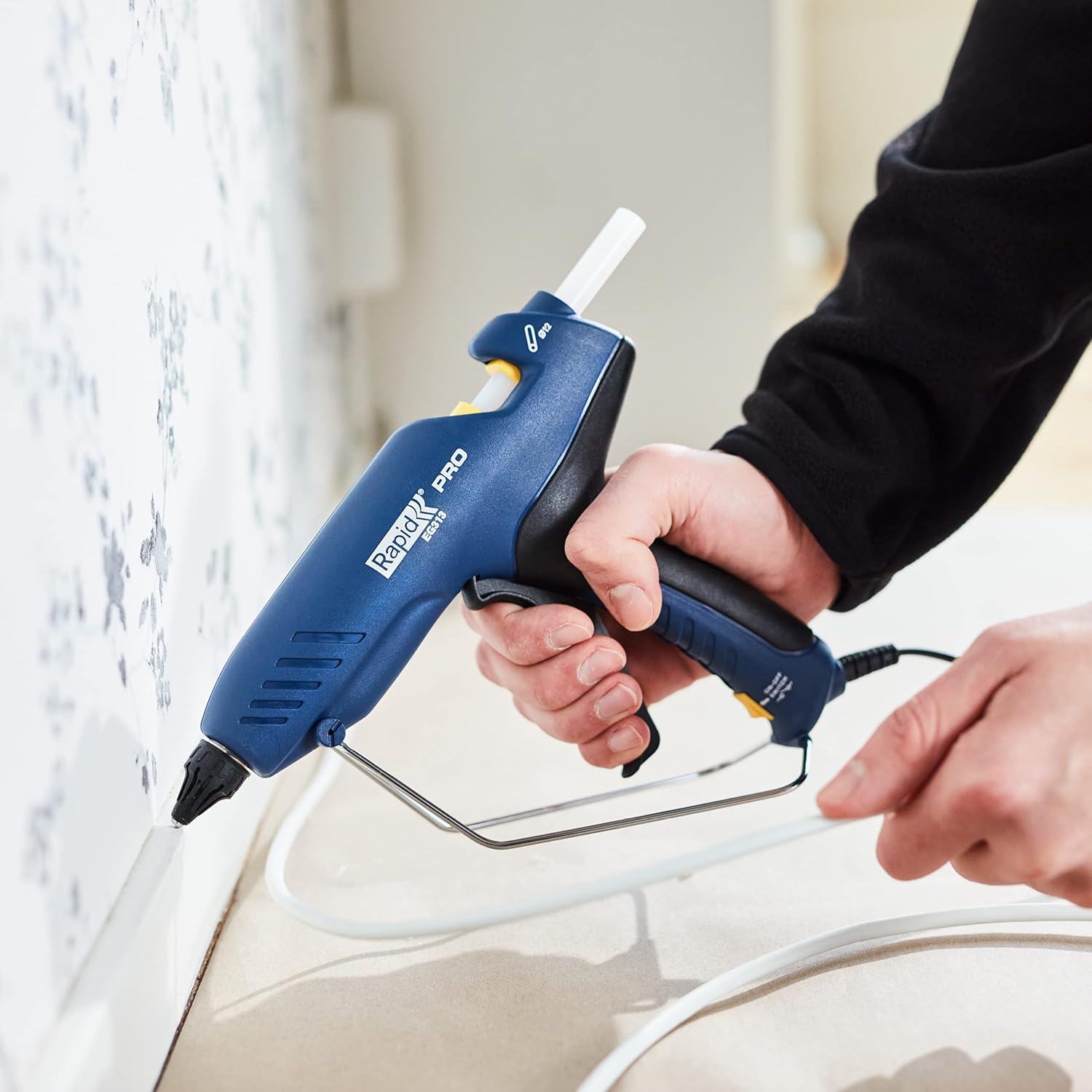 RAPID EG313 Glue Gun Professional Compact Hot Glue Gun with 900g/h Output and Three Minute Heat-Up Time, Perfect for Fix Cables, Attach Trim, Joints and Fittings 5001573 Blue