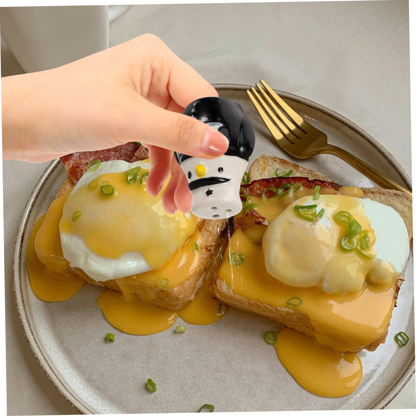 MOLUCKFU Cartoon Penguin Shape Ceramic Seasoning Bottle Small Salt Pepper Shaker Jars for Kitchen