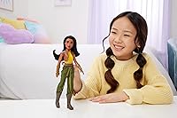 Vista 2 de Mattel Muñeca Disney Princess Raya a la moda exclusiva con pantalones extraíbles, botas y puños en los brazos, posable y coleccionable, inspirada