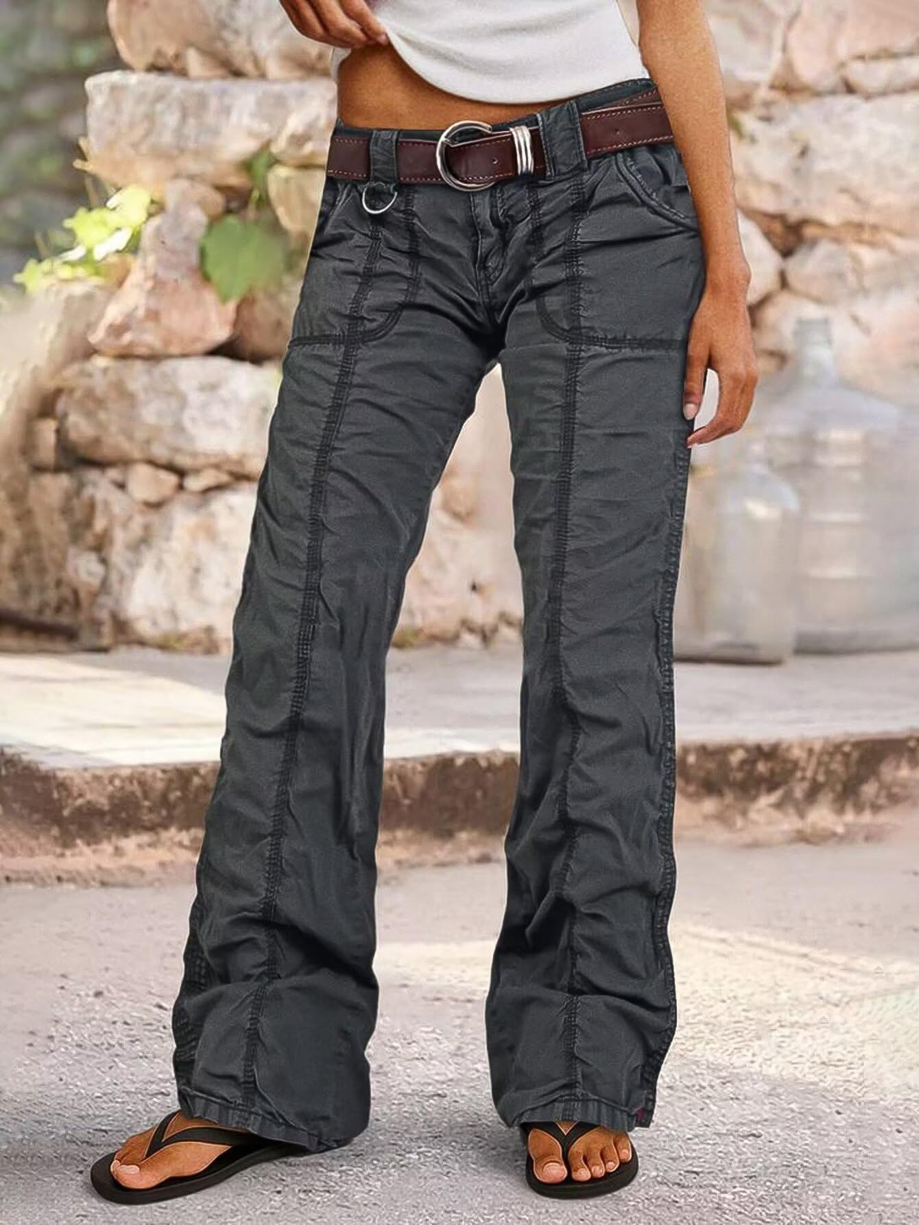 Flamingals Damenhose mit geradem Bein, mittlerer Leibhöhe, lässigem Cargo-Stil, einfarbig, aufgesetzten Taschen und Ziernähten