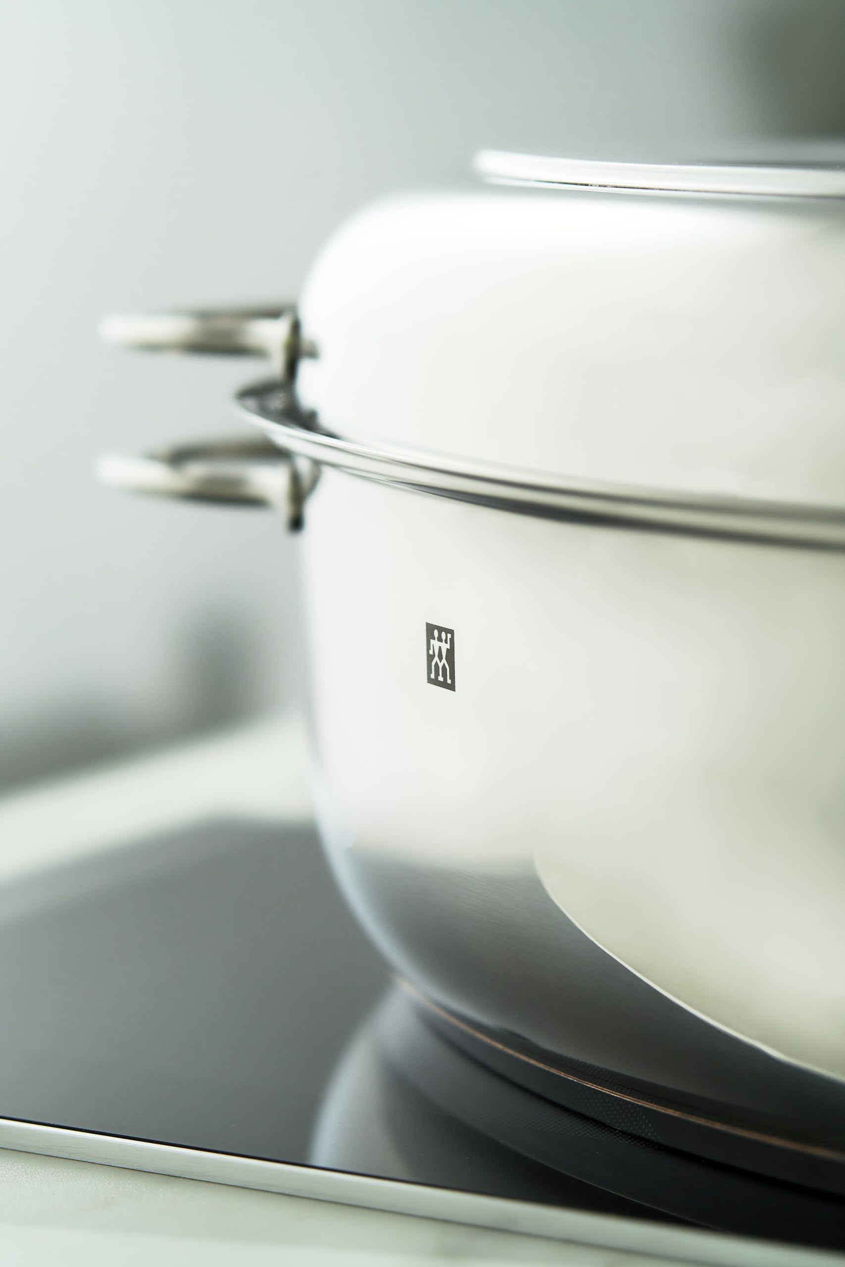 ZWILLING Plus Bräter mit Deckel, 38 cm, Induktion und Backofen, Edelstahl