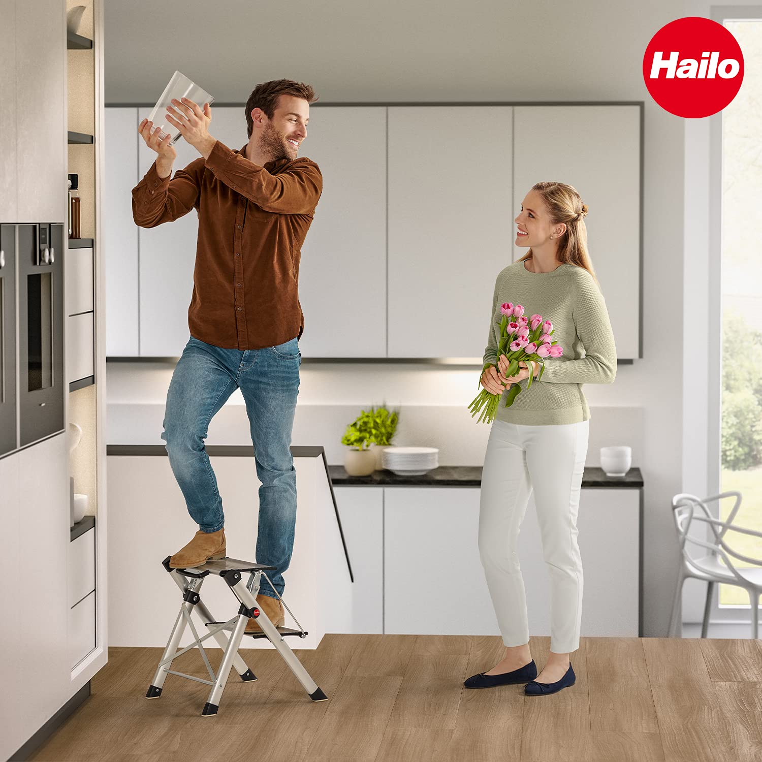 Hailo MK80 ComfortLine Alu-Klapptritt-Leiter - 2 große Stufen bis 150 kg - Komfort-Trittleiter mit Tragegriff mit integrierter Entriegelungsfunktion - Füße mit Soft-Grip-Sohle - rostfrei - Silber