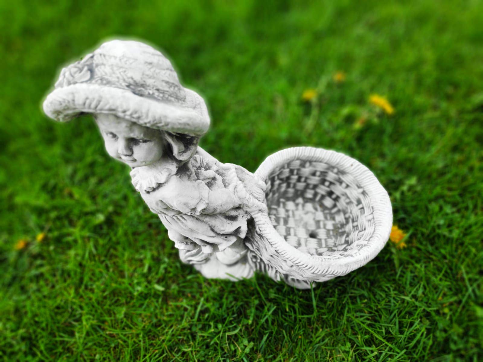 Ornamento da Giardino in Pietra, Statuetta Vintage di Greta con Vaso di Fiori