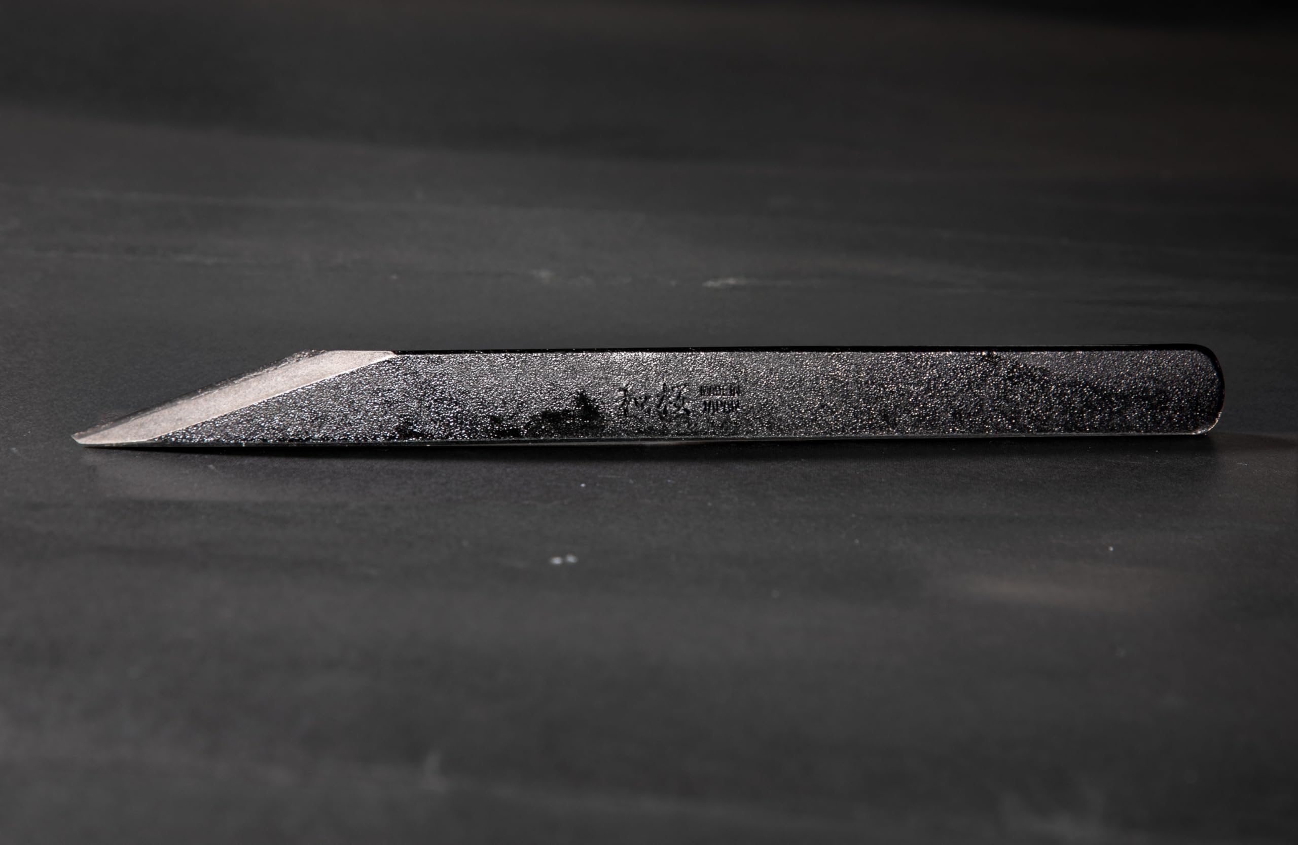 Cuchillo Wazakura Kiridashi - Cuchillo japonés para marcar y trabajar la madera para diestros | Hoja de acero al carbono afilada como una navaja, forjada a mano y fabricada en Japón (15mm)