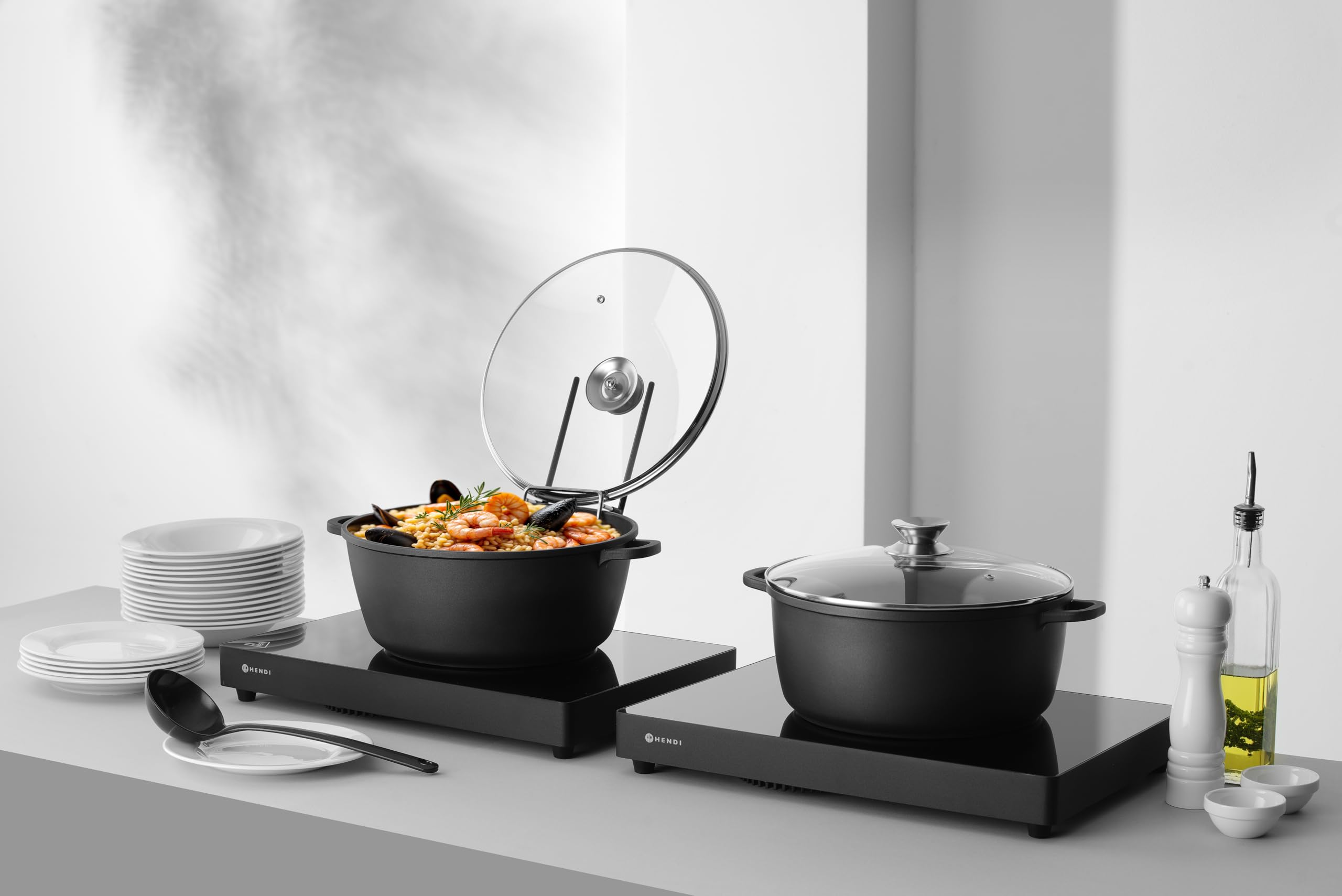 HENDI Cazuela de aluminio fundido con recubrimiento antiadherente, 7,5L, Cacerola con tapa, Olla apta para todas las fuentes de calor incl. inducción, horno hasta 250°C, 387x310x(H)130mm, negro