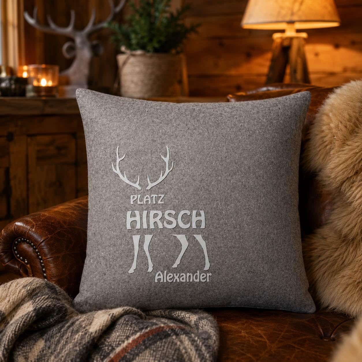 Personalisiertes Filzkissen Platzhirsch mit Wunschname Dekokissen 40x40 cm Hirsch Motiv Zierkissen aus Wollfilz samtiger Flockdruck Geschenk für Mann Papa Opa