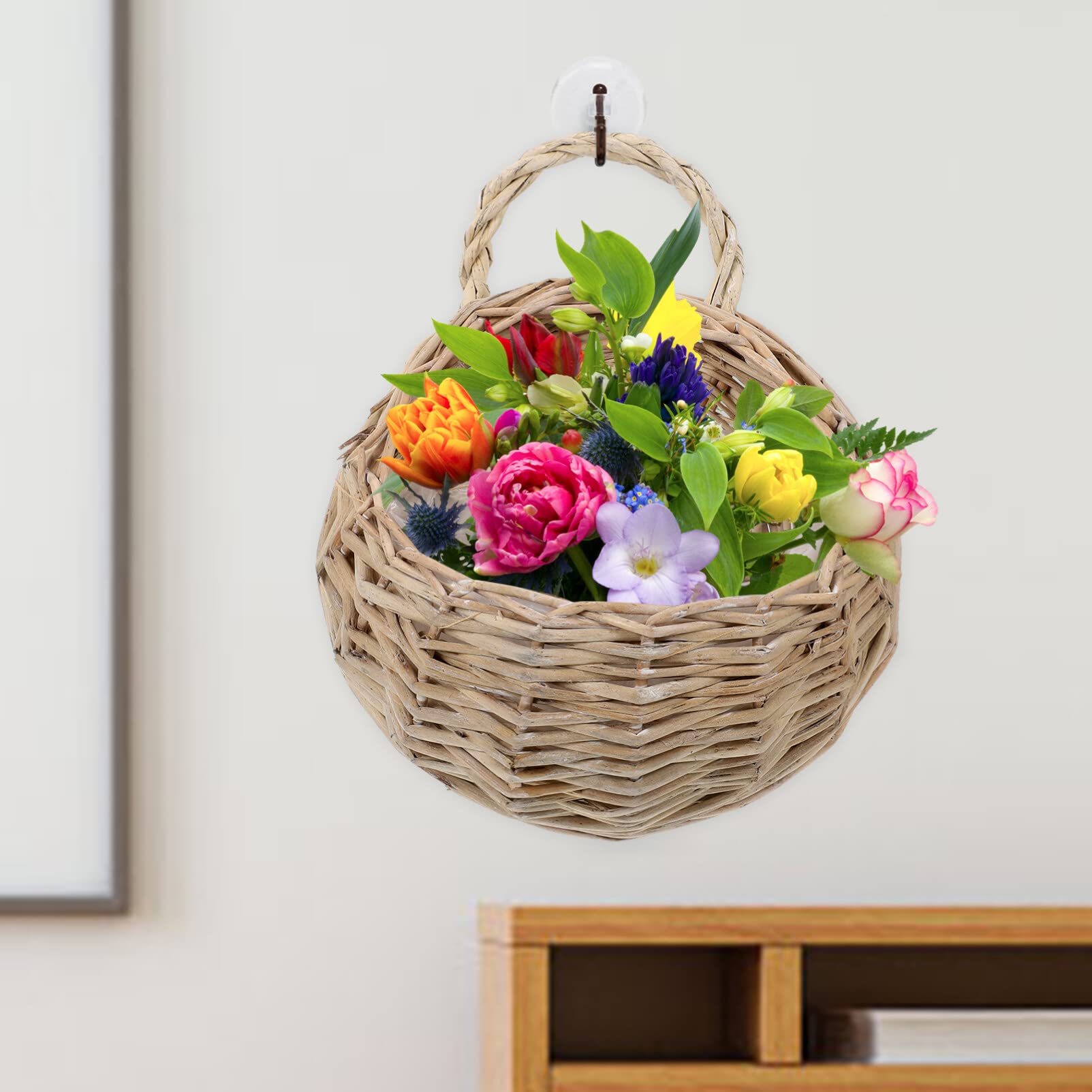 Delicato cesto di fiori con tela decorato a nastro in pizzo per feste