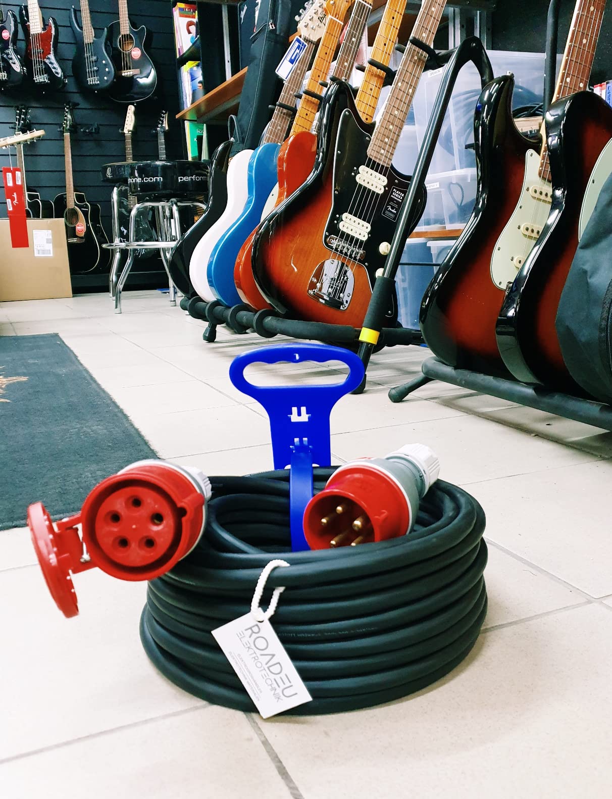 RoadEu - Cable alargador de alimentación 16A - Enchufe 16A, Toma 16A - Prolongador Industrial 10m. Alargador portátil Que Puede Utilizarse en talleres, Jardines, cobertizos u Obras de construcción