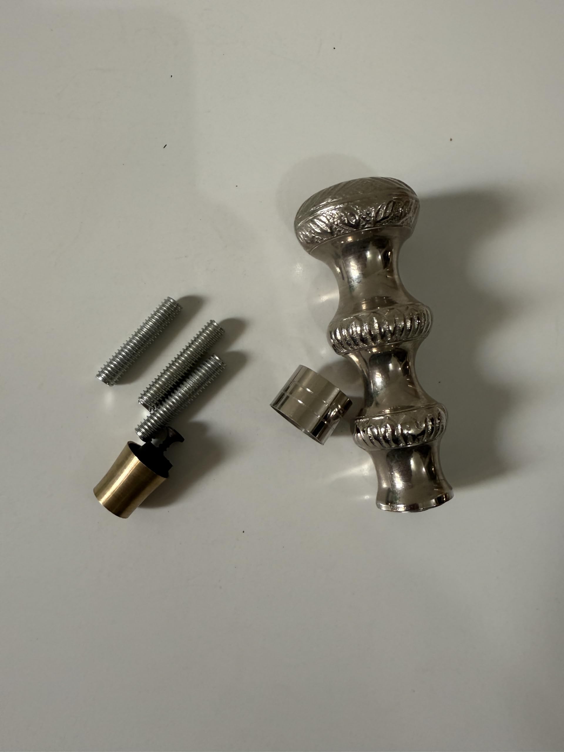 Poignée de porte nickel au design nervuré avec tout son matériel de montage inclus