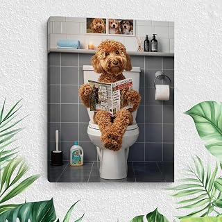 Lustige Goldendoodle Badezimmer Wandkunst, Hund liest Zeitung auf Toilette Leinwand Wanddekor, Gerahmtes humorvolles Tierbild Toilette Badezimmer Poster Drucke, Süße Hundeliebhaber Kunst Waschraum WC