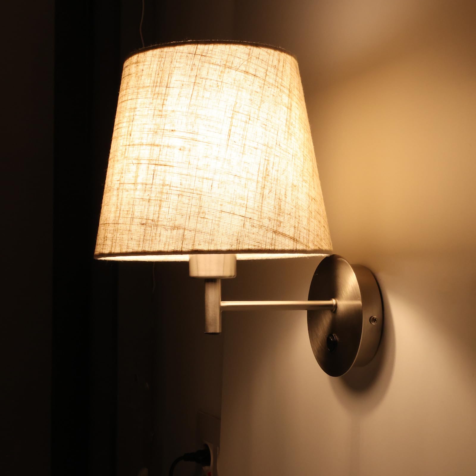 Alpinaluz Applique murale classique nickel satiné, lampe avec abat-jour en tissu beige clair et interrupteur avant, culot E27 pour chambre et tête de lit