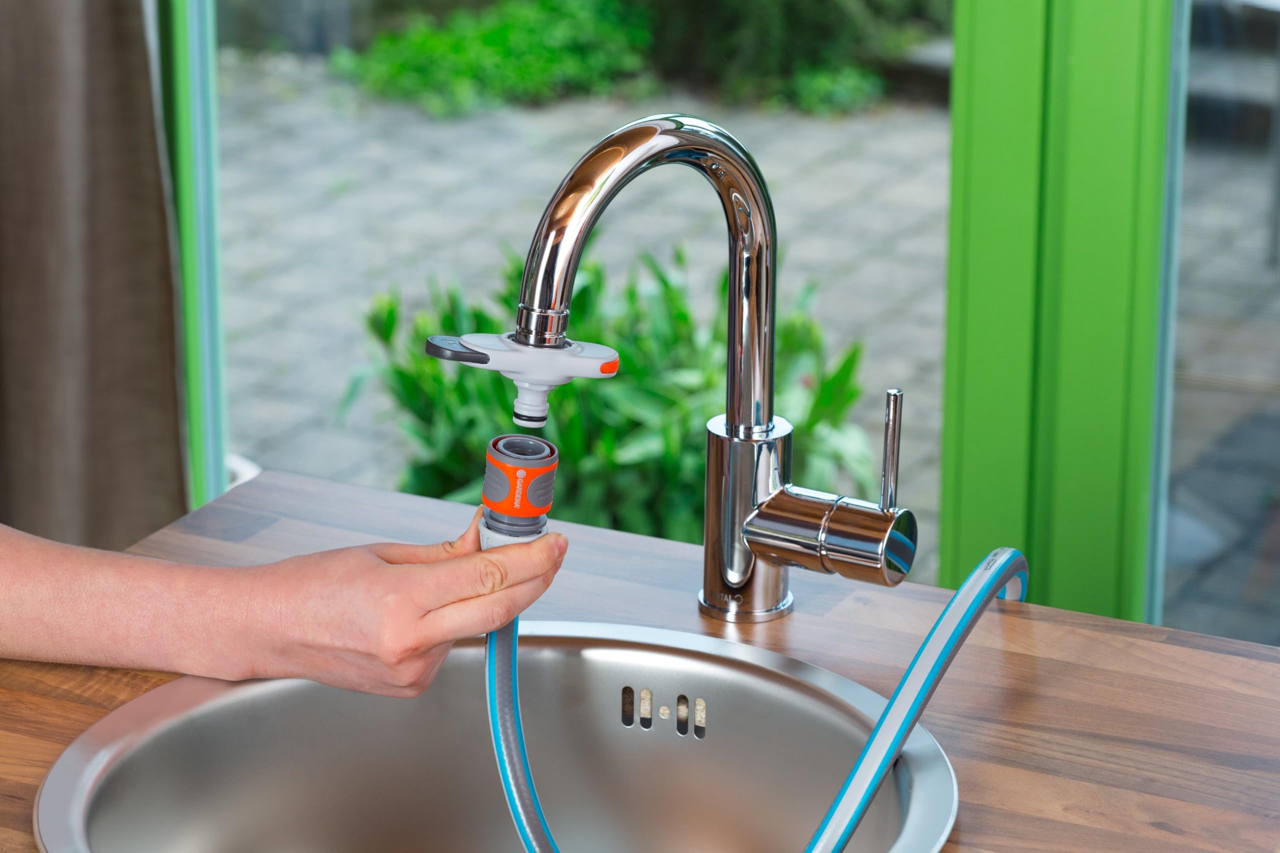 Gardena Attrezzatura di base per interni: set di base composto da raccordo per rubinetto interno, raccordo per tubo flessibile, rubinetto di arresto dell'acqua e doccia da balcone