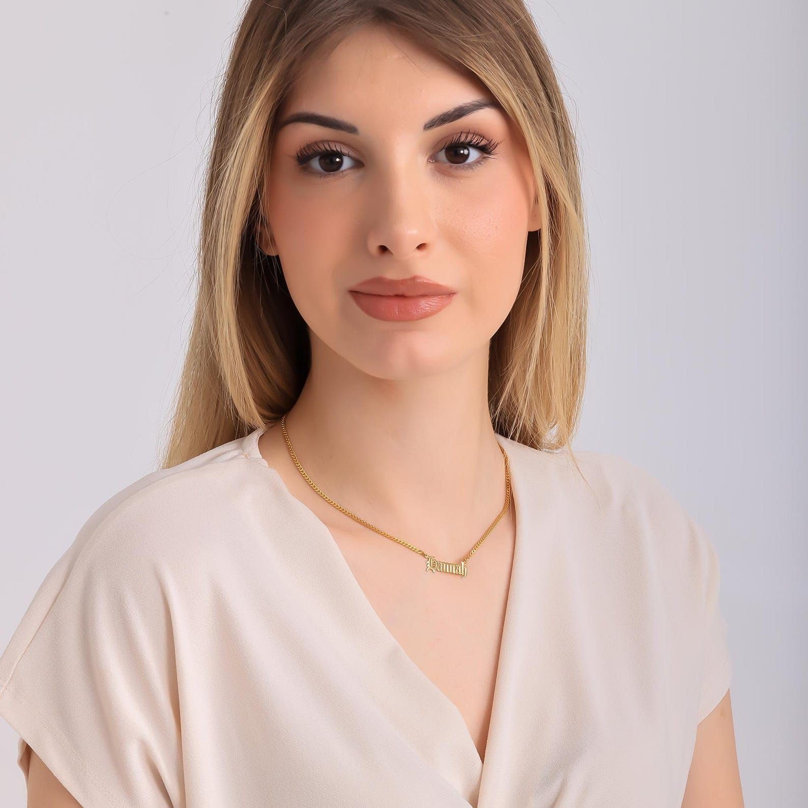 Personalizzato stile gotico antico collana con nome, gotico oro argento inciso gioiello per mamma Natale