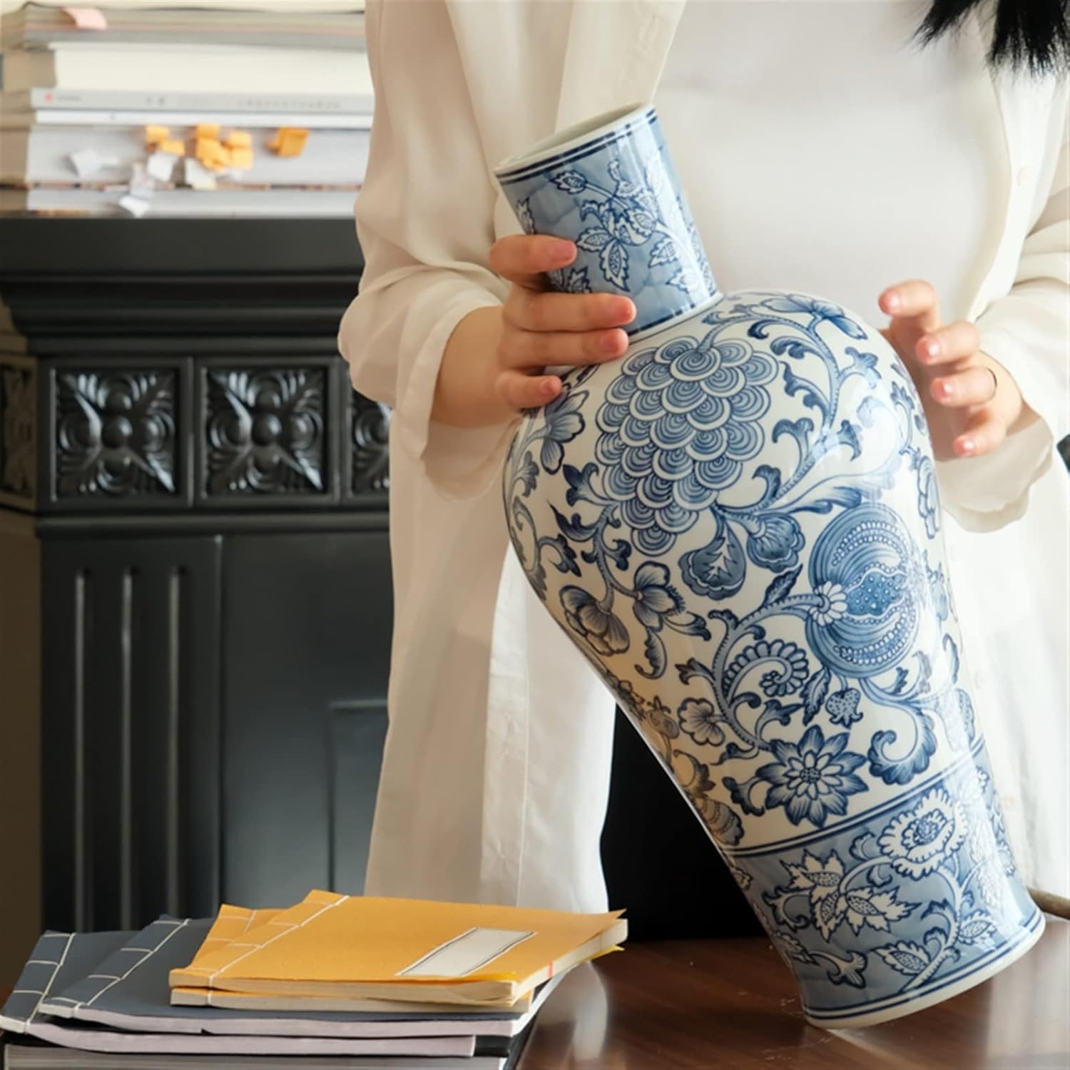 深川製陶印いり木箱いり青と白の陶器製花瓶 深川製磁 - 深川製陶印いり