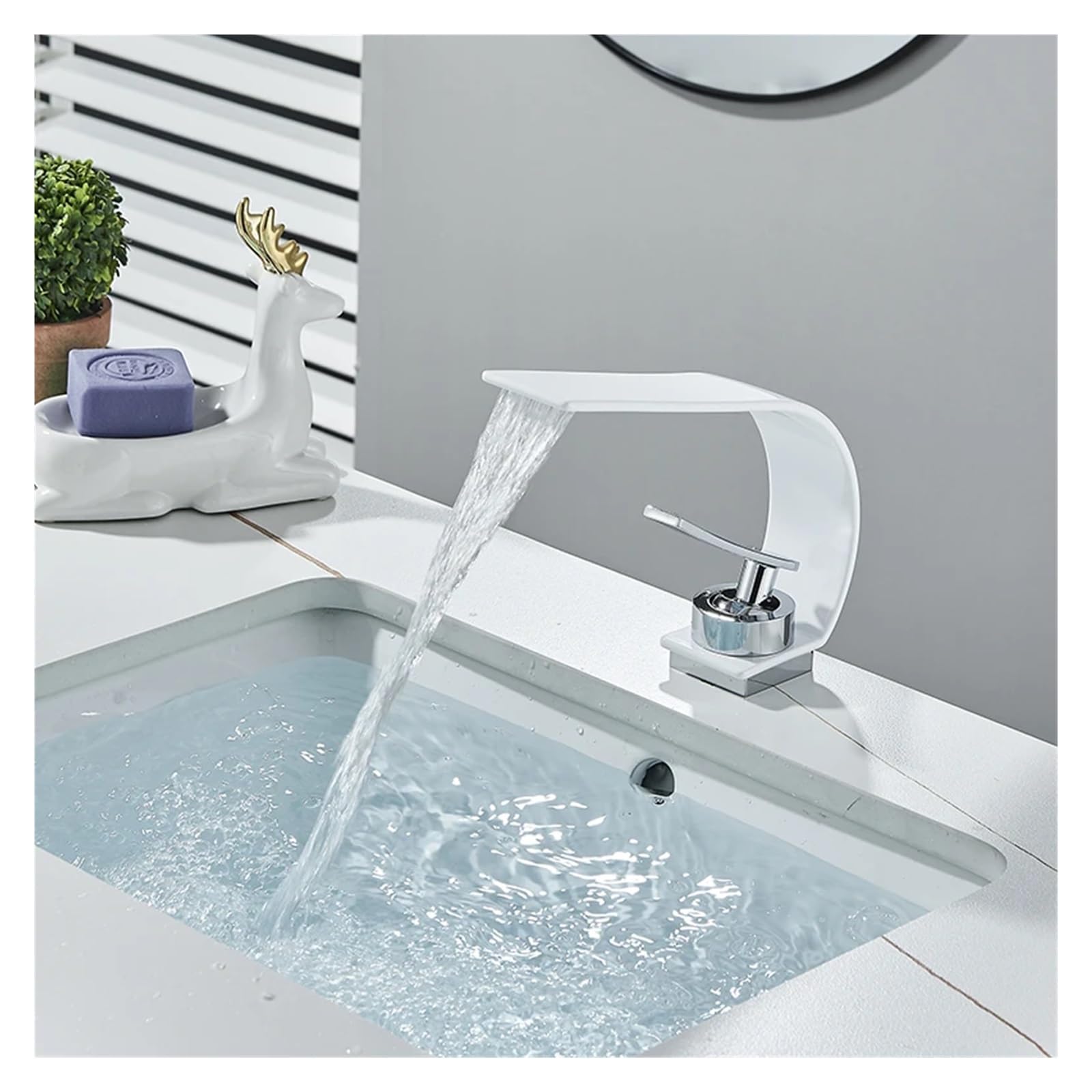 Robinet de lavabo de salle de bains avec mélangeur eau chaude froide et bec cascade