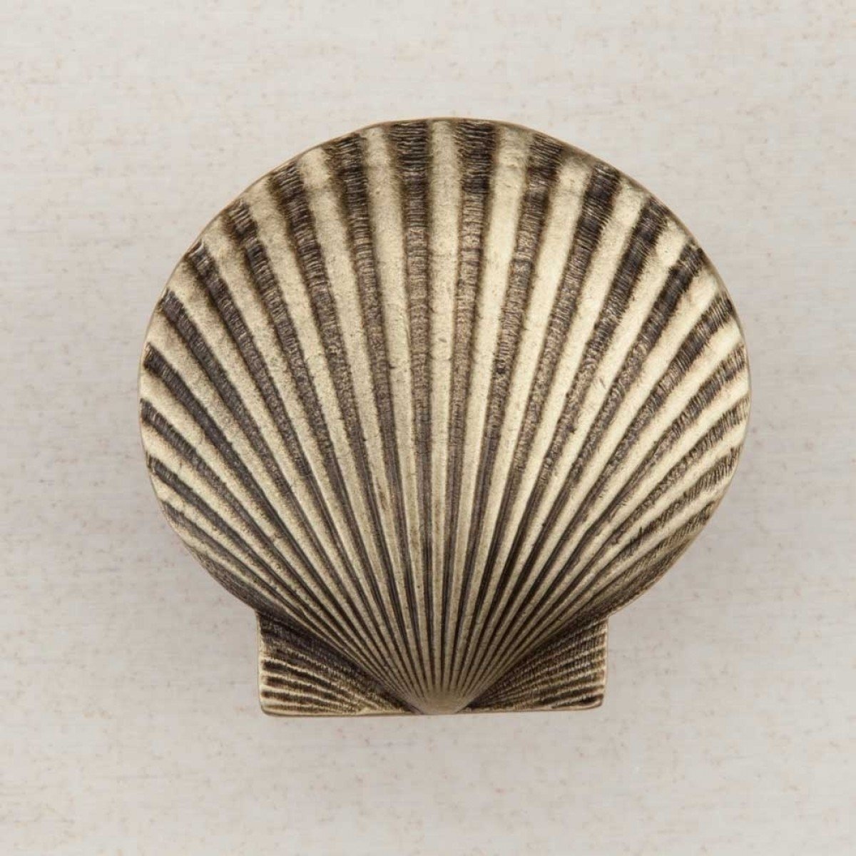 Grand bouton de placard festonné pour rénover une cuisine ancienne