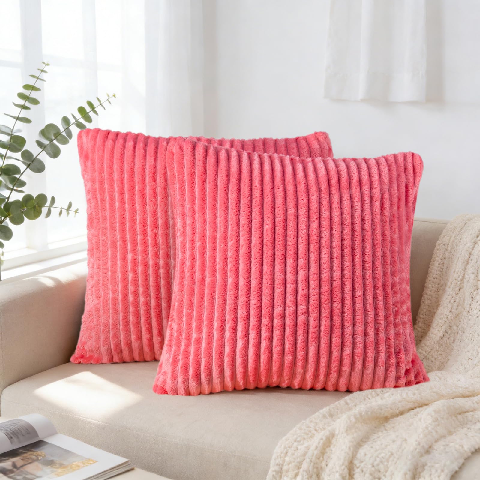 Taies d'oreiller nouées en fausse fourrure rose pour créer une chambre cocooning et chaleureuse