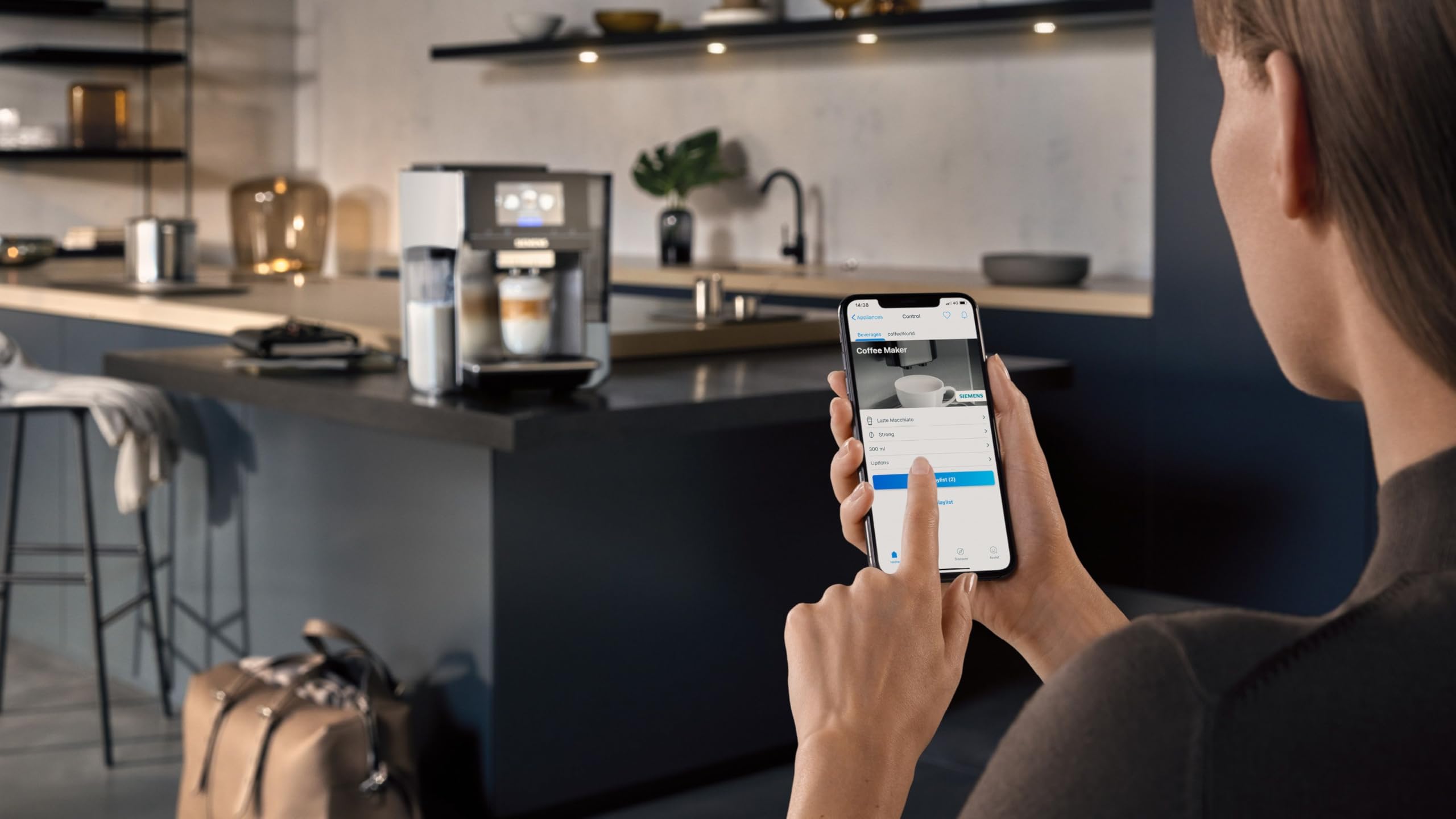 SIEMENS, macchina da caffè a grano tutto automatico, EQ700, schermo iSelect,coffeeeWorld,Cold Brew,Slow Brew,Latte Bricker, Home Connect, Acciaio inossidabile,Bianco,TQ715R03 integral